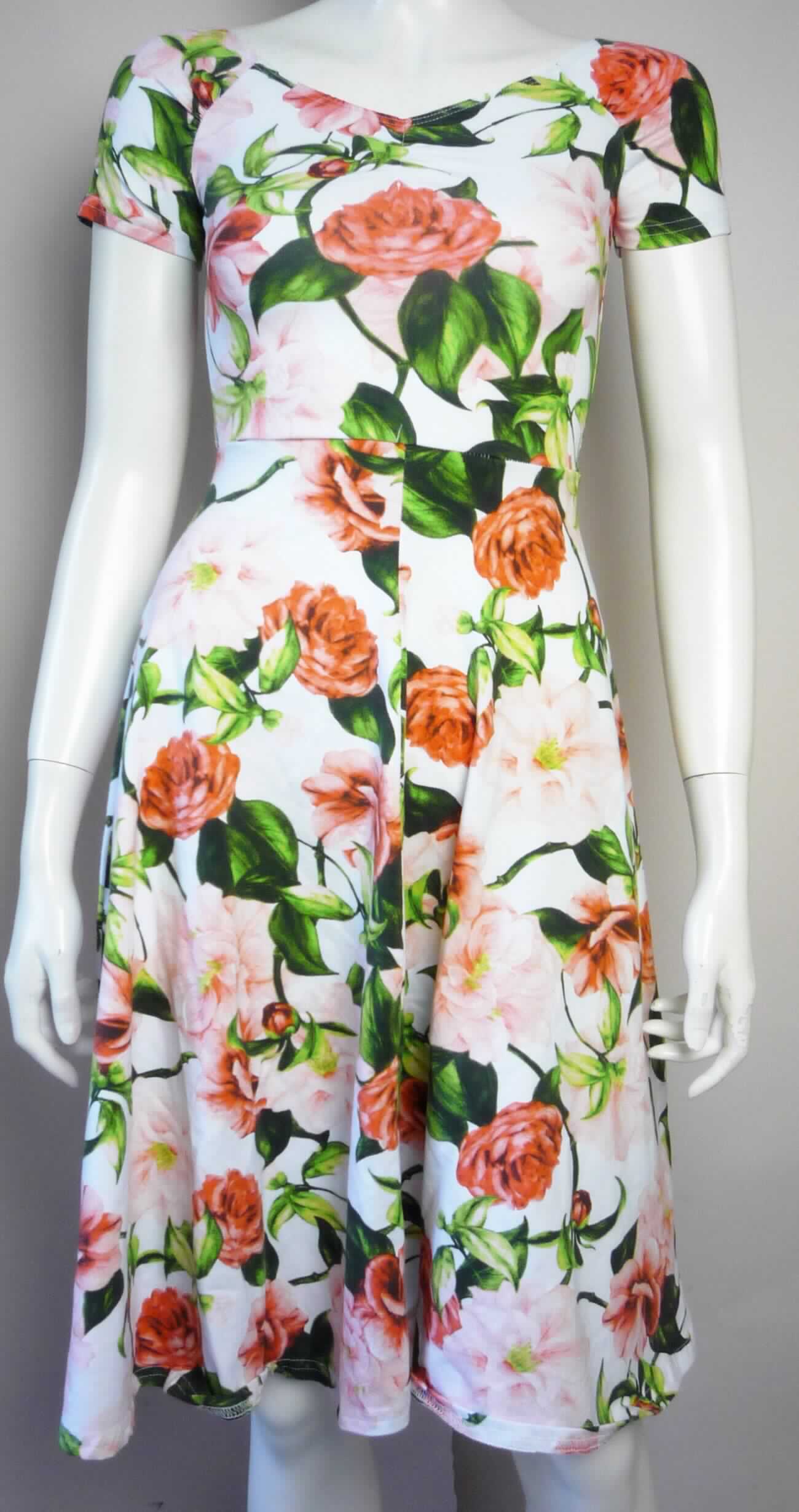 Kleid, sog. Strickkleid für Frauen, Art. RSA83282P, Größe XS, Foto siehe Anlage,
- aus ca. 0,5 mm dicken, buntbedruckten Gewirken aus laut Antrag 95 % Baumwolle und 5 % Elasthan 
  (synthetische Chemiefasern),
- über den halben Oberschenkel reichend (Rückenlänge: ca. 90 cm),
- mit einem runden Halsausschnitt,
- vorn im Brustbereich gerafft gearbeitet,
- ohne Öffnung und ohne Verschluss,
- mit kurzen Ärmeln,
- am unteren Rand durch Umschlagen und Festnähen gesäumt,
- kann ohne ein weiteres, den Unterkörper bedeckendes Kleidungsstück getragen werden. 

"Kleid, aus Gewirken, für Frauen, aus Baumwolle"