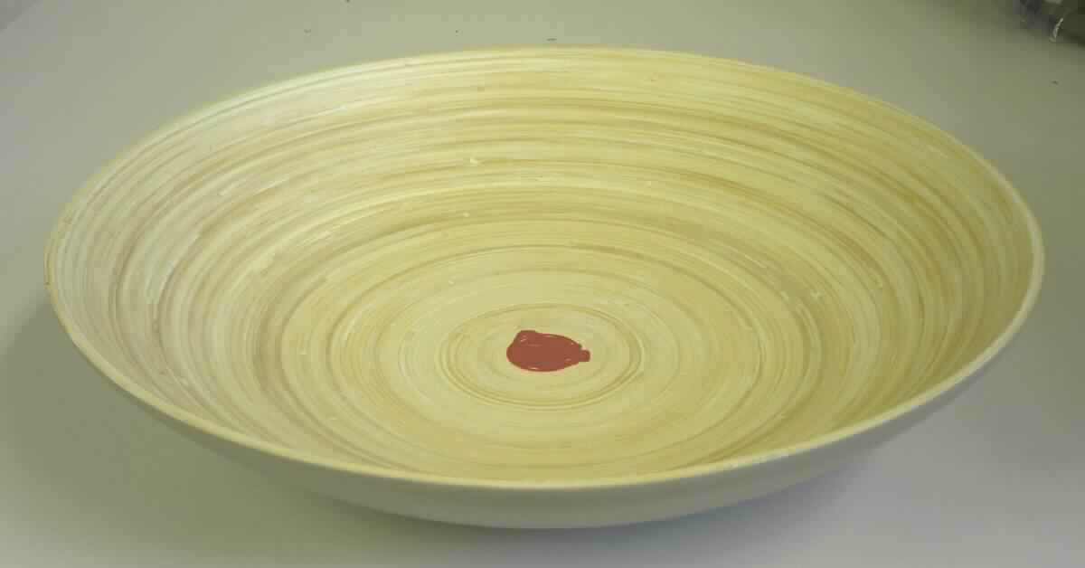 Art. 25140 Schale, rund
- runde, konische Schale mit Sockel, aus verleimten Bambusstreifen (lt. Antragsteller), außen 
  farbig lackiert, Durchmesser oben ca. 30 cm, Höhe ca. 8,5 cm,
- zur Verwendung bei Tisch oder in der Küche.
(Abbildung siehe Anlage)

"Holzware zur Verwendung bei Tisch oder in der Küche, aus Bambus, weder Brotbretter, Schneidebretter und ähnliche Bretter noch Essstäbchen"