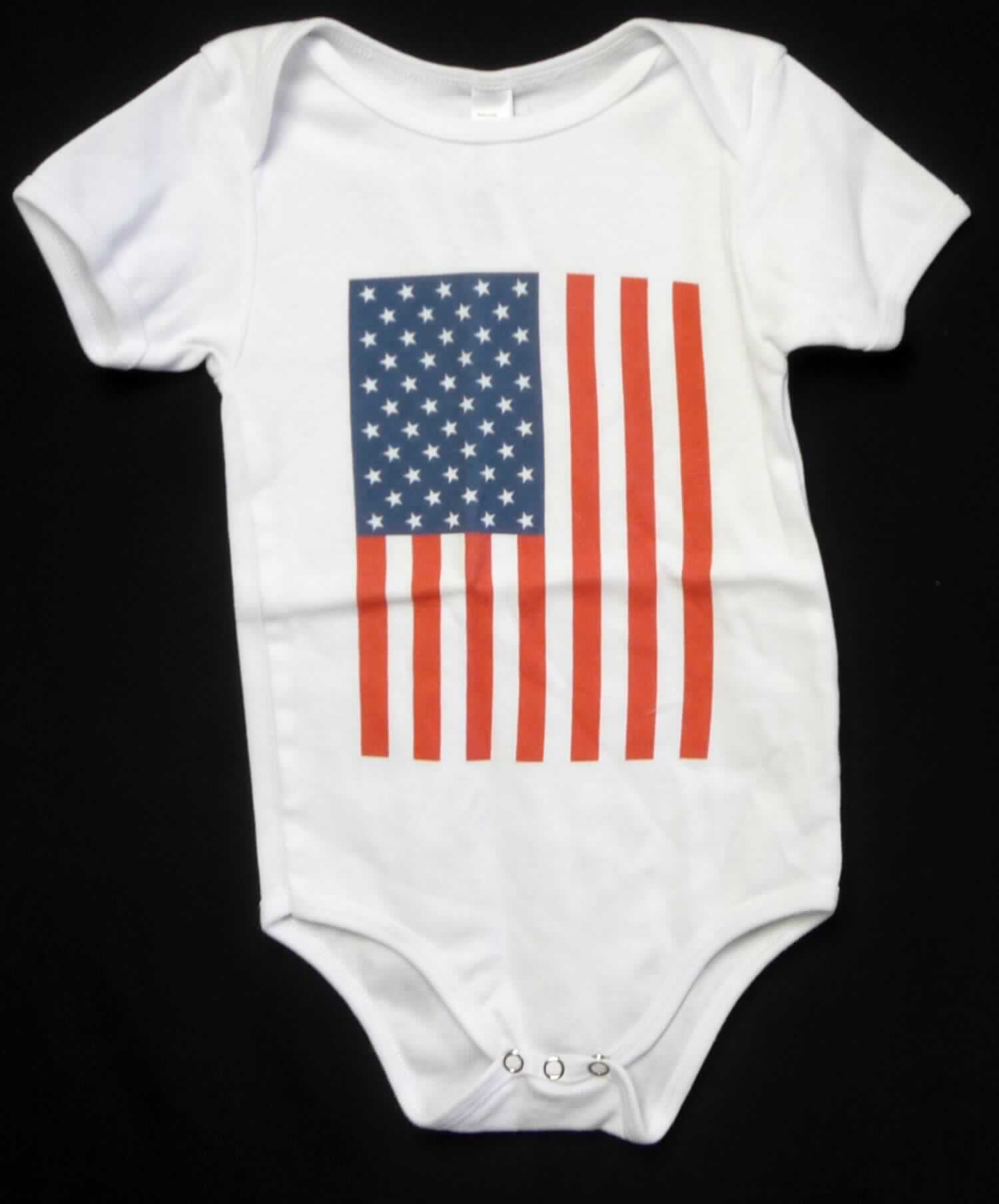 Einteilige Unterwäsche, sog. Pyjama für Babys, Art. 4001SP, für Kinder von 18-24 Monaten (entspricht Größe 
86/92), Foto siehe Anlage,
- aus ca. 0,8 mm dicken, bedruckten Gewirken aus laut Antrag 100 % Baumwolle,
- einteilig; den Rumpf bedeckend, 
- mit einem runden Halsausschnitt,
- mit Schulterüberlappung (sog. amerikanischer Schlupf), ohne Hinweise auf den Trägerkreis (unisex),
- mit kurzen Ärmeln,
- mit einer Schrittöffnung mit Druckknopfverschluss,
- aufgrund der Doppelgröße 86/92 keine Einreihung als Kleidung für Kleinkinder.


"Unterwäsche (Body), aus Gewirken, für Mädchen, andere als in den Unterpositionen 6108 11 bis 6108 39 
 genannte, aus Baumwolle"
