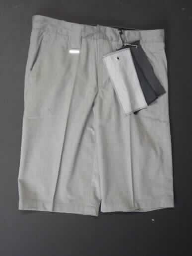 Kurze Hose für Männer, sog. Herren Short Vato C, Größe 32, siehe Foto,
- aus 0,5 mm dicken, einfarbigen Geweben aus laut Antrag 65% Polyester (synthetische
  Chemiefasern) und 35% Baumwolle, 
- in der Taille abschließend mit einem Taillenbund mit Gürtelschlaufen,
- vorn mit einer Öffnung mit Reißverschluss, die von einer Patte von links über rechts 
  verdeckt wird (Männerkleidung); am Taillenbund mit einem Knopf- und Hakenverschluss,
- vorn mit zwei Eingriffstaschen und mit zwei eingesetzten Gesäßtaschen, 
- mit kurzen Hosenbeinen, die nicht die Knie bedecken (Seitenlänge: 59 cm),
- an den Beinabschlüssen gesäumt.
