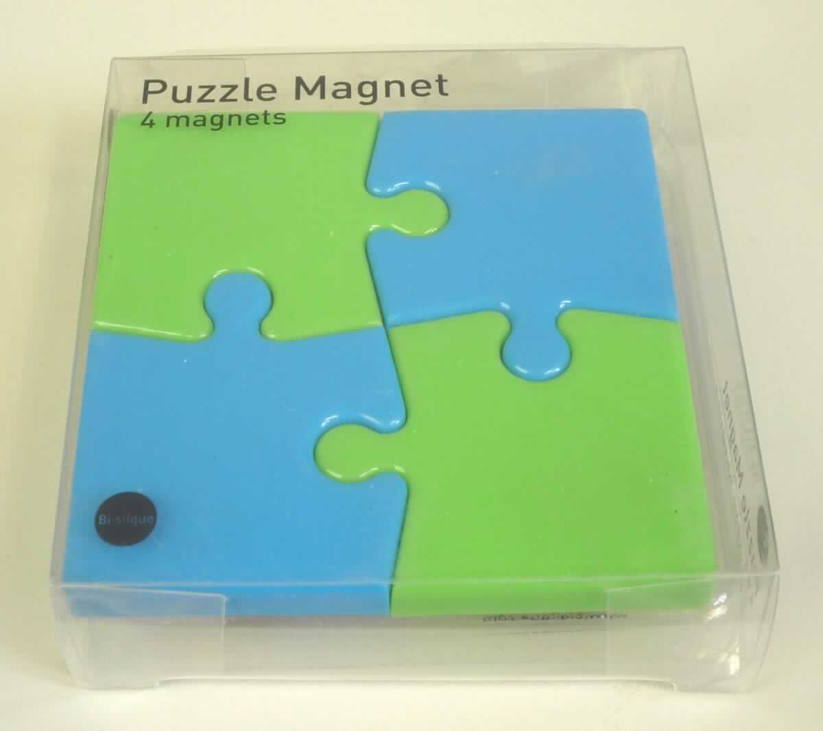 Art. 11227 Magnet-Set "Puzzle", 4-tlg. (Abbildung siehe Anlage),
- aus einem Puzzle-Stück förmigen Dauermagneten aus agglomeriertem Ferrit in einer farbigen
  Kunststofffassung,
- vier davon in einer üblichen, nicht für den dauernden Gebrauch bestimmten Verpackung
  aufgemacht,
- zur Befestigung von Notizzetteln auf Metallunterlagen bestimmt (eigener Gebrauchswert, kein
  Puzzle der Pos 9503).
Die Magnete bestimmen den Charakter des Ganzen.

"Dauermagnet (zusammengesetzte Ware aus charakterbestimmenden Dauermagnet und Kunststofffassung in einer üblichen, nicht für den dauernden Gebrauch bestimmten Verpackung), aus agglomeriertem Ferrit"