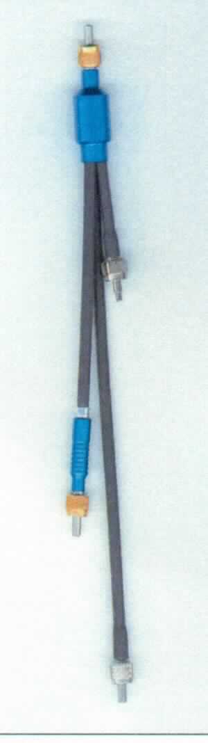 optisches Kabel (Fiber Optic Assembly),
aus einer optischen Multimode-Faser umhüllt mit einem Coating, einem Buffer und einem Kabelmantel, an einem Ende mit einem optischen Stecker ausgerüstet, mit einer Länge von ca. 3,5 m.

Die Ware ist als "Kabel aus einer optischen, einzeln umhüllten Faser, mit Anschlussstücken versehen" einzureihen.
