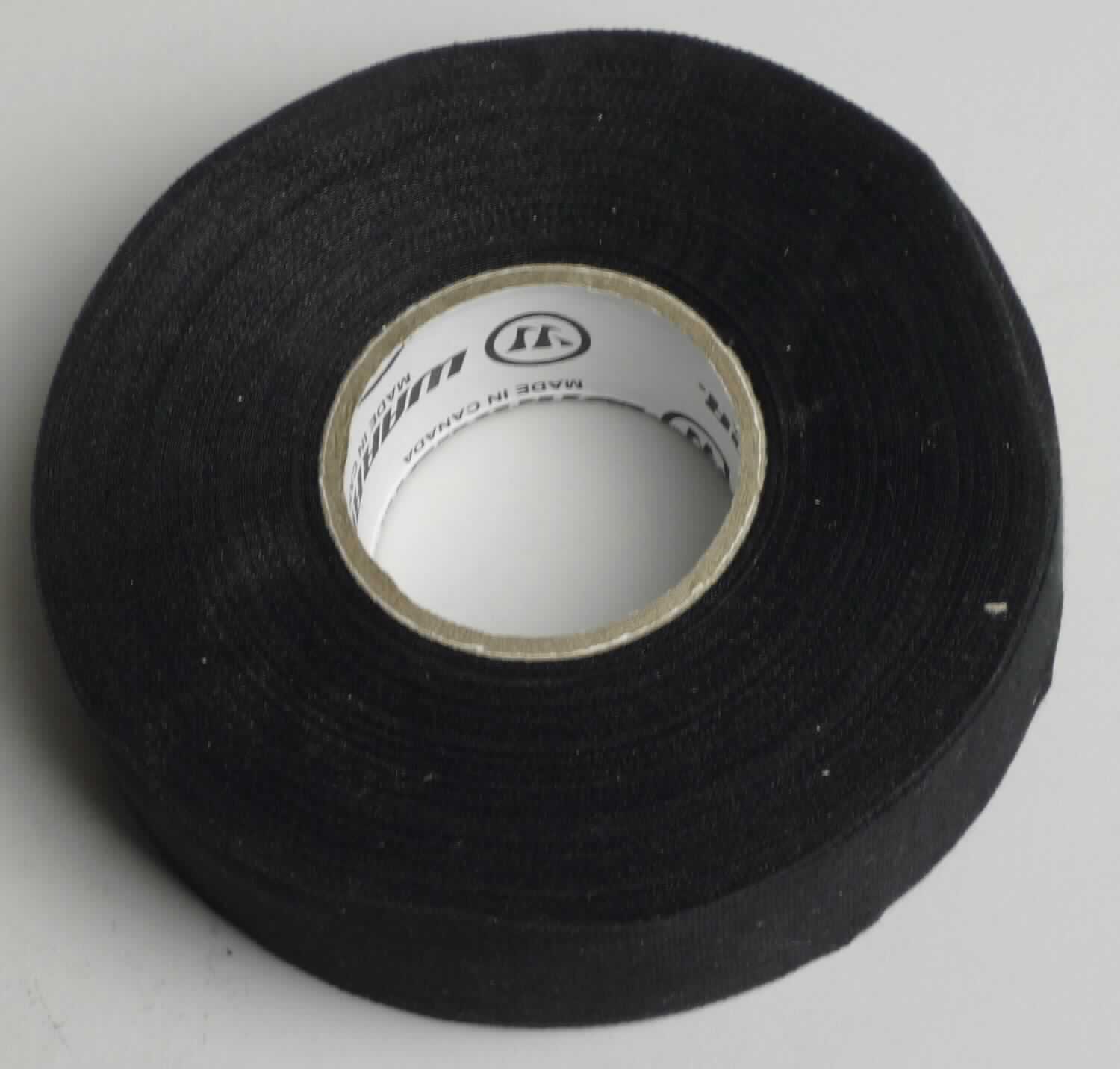 Klebeband, Foto siehe Anlage,
- als Meterware auf Rollen, lt. Antrag mit einer Breite von 2,4 cm und einer Länge von 25 m,
- aus einem einfarbigen Gewebe aus Spinnstoffen, das einseitig mit einem Haftkleber aus laut Antrag 
  Kautschuk versehen ist,
- mit einem Quadratmetergewicht von augenscheinlich weniger als 1500 Gramm.

"Kautschutiertes Gewebe, anderes als solche der Position 5902, Klebeband, mit einer Breite von weniger als 
 20 cm"
