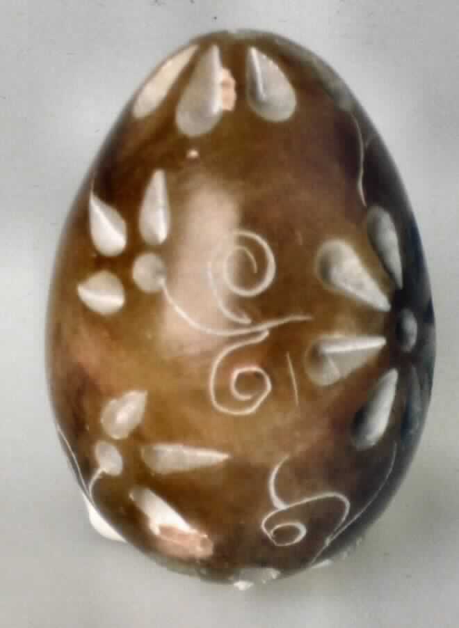 Angaben: Warenbezeichnung: Ei 3 sort, Art. 7623300 - Material: Speckstein - Bearbeitung: geschliffen, poliert - Abmessungen: Länge: 4,5 cm / Durchmesser: 3 cm - Gewicht: 60 g - Verpackung: Fächerbox à 24 Stck.

Feststellungen: Äußere Beschaffenheit des vorgelegten Warenmusters: überwiegend braunes Ei aus einem harten, steinartigen Material, mit glatter, glänzender Oberfläche und eingravierten Blumenornamenten; Länge: 4,4 cm; Gewicht: 55,5 g - Untersuchungsergebnis: Alumosilikat-Gestein (kein Speckstein, Kalkstein oder Granit).

Die Angaben der Antragstellerin zur Bearbeitung und Verpackung werden als zutreffend unterstellt.

Befund: Zolltariflich handelt es sich bei dem Artikel um ein Set aus bearbeiteten Werksteinen, der Position 6802 des Zolltarifs.