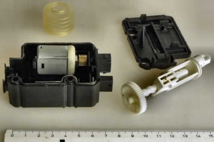 Es handelt sich bei dem sog. Stellelement um einen elektromechanischen Stellantrieb für Kraftfahrzeug-Zentralverriegelungen, im Wesentlichen bestehend aus einem Elektromotor (Gleichstrommotor mit einer Leistung von weniger als 37,5 Watt) mit Ritzel, Zahnradgetriebe, Schneckenspindel, Varistor und Stößel in einem Kunststoffgehäuse.

Mit Hilfe des Motors erfolgt die zentrale Verriegelung und Entriegelung aller Türen des Fahrzeuges, einschließlich der Heck- und Tankklappe (Antragstellerangabe).

Das Erzeugnis wird als "Elektromotor mit einer Leistung von 37,5 W oder weniger, Gleichstrommotor, nicht für bestimmte Luftfahrzeuge bestimmt, nicht von den Taric-Codes 8501 1099 54 bis 8501 1099 82 erfasst" eingereiht.

Anlage: 1 Abbildung