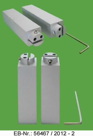 Es handelt sich nach den Angaben der Antragstellerin sowie nach dem zur Veranschaulichung vorgelegten Warenmuster um aus Aluminium gefertigte, im Wesentlichen quaderförmige Erzeugnisse (Länge x Breite x Höhe etwa: 8,8 x 1,8 x 1,8 cm), die an einem Ende zu einer mit zwei Feststellschrauben versehenen Steckverbindung für ein entsprechendes Gegenstück ausgeformt sind. Die Erzeugnisse sind als Endstücke zur Befestigung an als Gardinenstangen dienenden Profilen (nicht Gegenstand dieser vZTA) bestimmt und gemeinsam mit einem Inbusschlüssel paarweise in einer Blisterverpackung für den Einzelverkauf aufgemacht.

Abbildung siehe Anlage. 

Derartige Waren gehören als "Teile aus unedlen Metallen von den Beschlägen ähnlichen Waren, aus unedlen Metallen, von der für Gebäude verwendeten Art" zum TARIC-Code 8302 49 00 90.