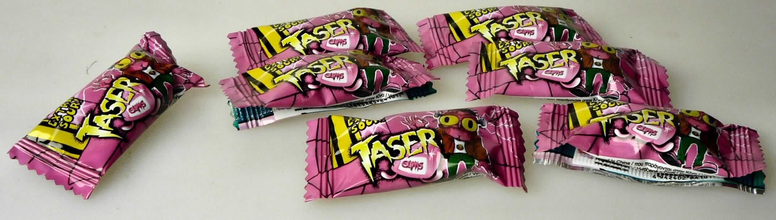 Zuckerware; Kaugummi

Bei der vorliegenden Ware handelt es sich um kissenförmige Kaugummis nach den Angaben in den Geschmacksrichtungen Erdbeere, Cola, Tutti Frutti und Apfel, die mit einer sauren, flüssigen Füllung versehen sind. Die Kaugummis sind einzeln in einer undurchsichtigen Kunststofftüte verpackt.
Die vorgelegten Angaben zur Zusammensetzung des Kaugummis werden als zutreffend unterstellt.

Die Zuckerware ist als Kaugummi mit einem Gehalt an Saccharose (einschließlich Invertzucker als Saccharose berechnet) von 60 GHT oder mehr in die Unterposition 1704 1090 der Kombinierten Nomenklatur einzureihen.