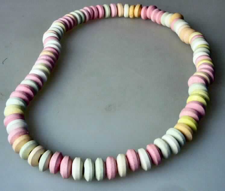 Zuckerware, Komprimate

Bei der vorliegenden Ware handelt es sich um weiße, rosa, gelbe, und hellgrüne, runde Komprimate mit einem Durchmesser von ca. 11 mm und einer Höhe von ca. 5 mm. Sie weisen in der Mitte ein Loch auf und sind auf einem Gummiband zu einer Kette mit einer Länge von ca. 50 cm aufgefädelt. Die Kette ist in einer bedruckten, durchsichtigen Kunststofftüte verpackt.
Die vorgelegten Angaben zur Zusammensetzung werden als zutreffend unterstellt.

Die Zuckerware ist als Komprimate in die Unterposition 1704 9081 der Kombinierten Nomenklatur einzureihen.