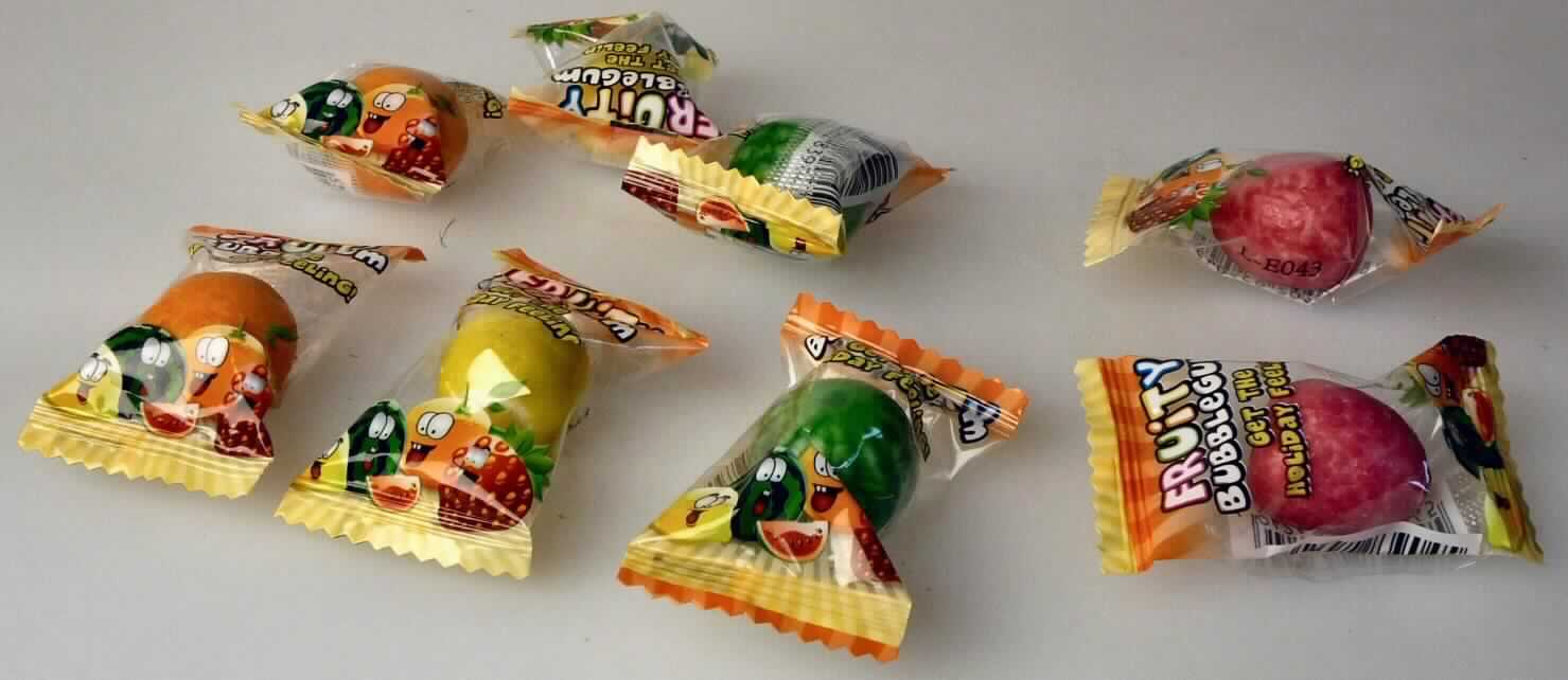 Zuckerware; Kaugummi

Bei der vorliegenden Ware handelt es sich um rote, grüne, gelbe und orangene, annähernd kugelförmige Kaugummis nach den Angaben in den Geschmacksrichtungen Erdbeere, Wassermelone, Zitrone und Orange. Die Kaugummis sind einzeln in einer kleine Kunststofftüte verpackt. 
Die vorgelegten Angaben zur Zusammensetzung des Kaugummis werden als zutreffend unterstellt.

Die Zuckerware ist als Kaugummi mit einem Gehalt an Saccharose (einschließlich Invertzucker als Saccharose berechnet) von 60 GHT oder mehr in die Unterposition 1704 1090 der Kombinierten Nomenklatur einzureihen.