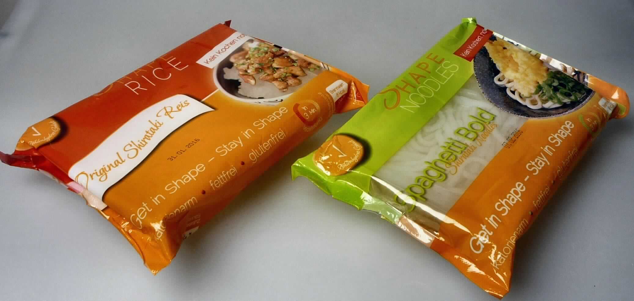 Shirataki-Nudeln

Antragsangaben:
Shirataki: Shape Noodles und Shape Rice
Zusammensetzung/Herstellungsverfahren/Bestandteile:
Shirataki Produkte werden aus der Knolle der Teufelszunge (Amorphophallus konjac) hergestellt. Die Knolle 
(Konjakwurzel), aus der das Konjakmehl gewonnen wird, ist reich an Glucomannan, einem wasserlöslichen 
kalorienarmen Ballaststoff. Zur Herstellung des Shirataki-Produktes wird das Konjakmehl mit Wasser und 
gesättigter Calciumhydroxidlösung gemischt. Die Shiratakis werden in Form von Nudeln oder Reis hergestellt 
und in Wasser eingelegt, um eine Austrocknung zu verhindern.
Verwendungszweck: Kalorien- sowie Kohlenhydratarmes Gericht (als Haupt- oder Vorspeise)

Beschreibung der vorgelegten Warenmuster (2 Formen)

1) Original-Schlauchfolienbeutel; der Aufdruck enthält Angaben zum Erzeugnis (Shape-Noodles - Spaghetti 
Bold - Shirataki Noodles; Netto 250 g), zu den Nährwerten, zu den Zutaten (Konjak Pulver, Wasser, 
Säureregulator: Calciumhydroxid) sowie Zubereitungshinweise; darin dünne, weiche, weiße, feuchte Nudeln 
unterschiedlicher Länge in einer farblosen Flüssigkeit, abgepackt in einer nicht bedruckten, mit Folie 
verschweißten Kunststoffwanne; 

2) Original-Schlauchfolienbeutel; der Aufdruck enthält Angaben zum Erzeugnis (Shape Rice - Original Shirataki 
Reis; Netto 250 g; ), zu den Nährwerten, zu den Zutaten ( Konjak Pulver, Wasser, Säureregulator: Calciumhydroxid) sowie Zubereitungshinweise; darin dünne, weiche, weiße, feuchte Nudelabschnitte in unterschiedlicher Länge (ca. 0,5 cm - 2 cm lang; Durchmesser ca. 0,2 cm) in einer farblosen Flüssigkeit, abgepackt in einer nicht bedruckten, mit Folie verschweißten Kunststoffwanne
Geruch und Geschmack arteigen.

Milchfett und Milchprotein: nicht enthalten (Antragsangaben)
Stärke, Saccharose, Invertzucker, Isoglucose: 0 bis weniger als 5 GHT (Antragsangaben)

Lebensmittelzubereitung aus Mehl, ohne Gehalt an Kakao, anderweit weder genannt noch inbegriffen, kein Milchfett enthaltend, 5 GHT oder weniger Saccharose (einschließlich Invertzucker), Isoglucose, Glucose oder Stärke enthaltend, Shiratakinudeln