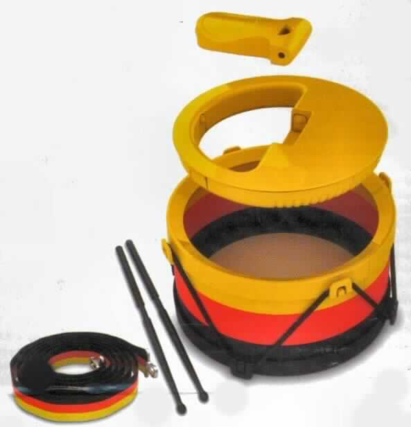 Bei dem Erzeugnis "ComBinho - Die kleine, große Samba-Kapelle / 4 in 1" (Artikelnr.:  920010) handelt es sich um eine noch mit einem ca. 2 cm breiten, schlüsselbandartigen Schulterriemen aus Spinnstoff zusammenzusetzende, aus verschiedenen Bestandteilen bestehende, zusammengesetzte Ware mit dazugehörigen Sticks.

Die zusammengesetzte Ware beinhaltet ein Musikpielzeuginstrument (Trommel) und mehrere Musikinstrumente in Form einer Pfeife sowie eines Instruments, das sich sowohl als Schraper als auch als maracasähnliches Instrument darstellt.

Die runde, im Durchmesser ca. 18,4 cm große und ca. 10 cm hohe Trommel ist einseitig mit einer (augenscheinlich) Kunststoffmembran bespannt und besteht aus einem Gehäuse aus beschichteter, verstärkter, farbig bedruckter, gelb-rot-schwarz gestreifter Pappe. Das Pappgehäuse ist an den Außenkanten mit 2 jeweils mit Haken ausgestatteten Kunststoffrändern/-reifen versehen; in die Haken ist in Zickzackführung ein zusammenhaltendes Gummiband eingelegt. Die Trommel stellt sich aufgrund der Kombination von Material, einfacher Gestaltung sowie fehlender Einstellbarkeit der Töne (keine Stimmmöglichkeit) als Nachbildung einer Samba-Trommel und somit Spielzeug dar. 

Das zu der Trommel dazugehörige schwarze, ca. 24 cm lange Schlagstockpaar aus Kunststoff ist gleichzeitig für das aus dem Bodenbereich der Trommel herauslösbare Schrap-Maracas-Instrument verwendbar. 

Das runde Schrap-Maracas-Instrument hat einen Durchmesser von ca. 16,3 cm, eine Höhe von ca. 2,5 cm, besteht aus gelbem Kunststoff und ist auf einer Seite flach und auf der anderen Seite leicht gewölbt geformt. Es besteht zur Hälfte aus einem offenen Griffbereich und zur Hälfte aus dem Klangkörperbereich, der die zwei Funktionen Schrapinstrument sowie maracasähnliches Instrument beinhaltet. Der halbkreisförmige, hohle Klangkörper ist im Inneren mit kleinen Klangkörpern befüllt, die beim Schütteln einen Ton erzeugen (Maracasprinzip/Shaker), und auf der gewölbten Oberseite mit Kerben versehen, die beim Überstreichen mit einem Schlägel (Stab) je nach Druck sowie Auflagefläche des Stabes verschiedene Klangfarben ertönen lassen (Schrap-/Reco-Reco-Prinzip). Das multifunktionale Erzeugnis ist gemäß AV 3 c) in die letztgenannte Position - anderes in diesem Kapitel anderweit nicht erfasstes Musikinstrument, Schraper - einzureihen. 

Die aus dem Schrap-Maracas-Instrument entnehmbare, ca. 8 x 4,6 x 1,9 cm große, t-formartige Pfeife (Apito) besteht aus gelbem Kunststoff und stellt sich als sog. Dreitonpfeife mit 3 Pfeiflöchern dar.

Der Charakter der in einem bunt bedruckten Pappkarton mit Sichtfenster für den Einzelverkauf aufgemachten, aus verschiedenen Bestandteilen bestehenden zusammengesetzten Ware wird aufgrund der Menge durch die Pfeife sowie das Schrapinstrument bestimmt.

Das Erzeugnis ist als "anderes in diesem Kapitel anderweit nicht erfasstes Musikinstrument (Schrapinstrument) und Signalpfeife" einzureihen.