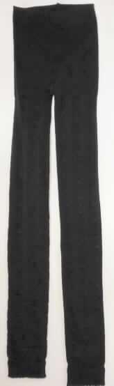 Strumpfhose ohne Fußteil, sog. blickdichte Leggins (Jette), Artikel 903234, in Erwachsenengröße, 
Foto siehe Anlage,
- aus 0,6 mm dicken, einfarbigen, musterbildend gewirkten Gewirken aus laut Antrag 93% Polyamid 
  und 7% Elasthan (beides synthetische Chemiefasern); laut Antrag mit einem Titer der einfachen
  Garne von 78 dtex,
- in der Taille abschließend; mit einem 4 cm breiten, elastischen Taillenbund,
- ohne Öffnung und ohne Verschluss, 
- im Strumpfbereich nahtlos gewirkt; mit knöchellangen Hosenbeinen ohne Fußteil,
- an den Beinabschlüssen mit elastischen Bündchen,
- kennzeichnet sich nach dem Verwendungszweck, der Herstellungsweise und der Ausstattung als 
  Strumpfhose ohne Fußteil, somit weder eine lange Hose der Position 6104 noch eine lange Unterhose
  der Position 6108.

"Strumpfhose, aus Gewirken, andere als solche mit degressiver Kompression, aus synthetischen Chemiefasern,
mit einem Titer der einfachen Garne von mehr als 67 dtex"