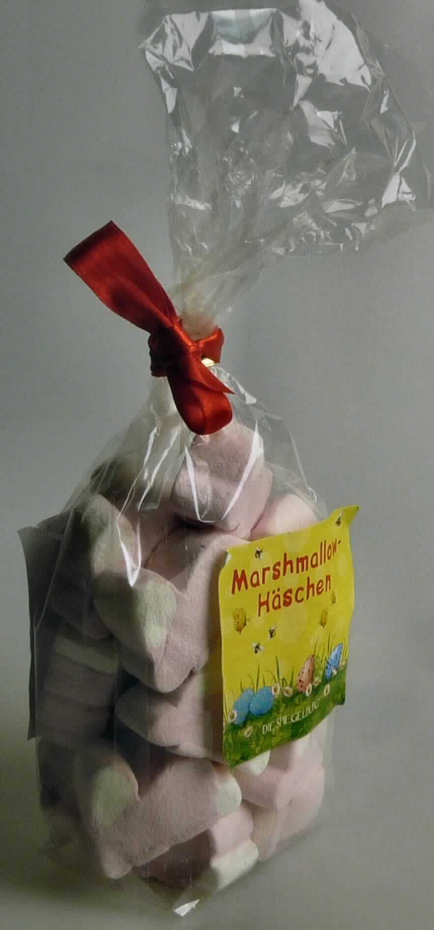 Zuckerware; Marshmallows
Bei dem vorgelegten Warenmuster handelt es sich um weiße-rosafarbene Schaumzuckermassen in Form stilisierter Hasen (Höhe: ca. 2,5 cm, Länge ca. 4,0 cm, Dicke: ca. 1,8 cm). Die Marshmallows sind zu deklarierten 125 g in einem transparenten Folienbeutel mit buntbedruckten Etikett und roter Schleife verpackt.

Nach den hier durchgeführten Untersuchungen gemäß VO (EG) Nr. 900/08 i.V.m. VO (EU) Nr. 118/2010 enthält die Probe:
Stärke/Glucose: 5 bis weniger als 25 GHT;
Saccharose/Invertzucker/Isoglucose: 50 bis weniger als 70 GHT 

Milchfett und Milchprotein können auf Grund der Warenbeschaffenheit und der Zutatenliste ausgeschlossen werden.
Die Ware ist als andere Zuckerware in die Unterposition 1704 9099 der Kombinierten Nomenklatur einzureihen.