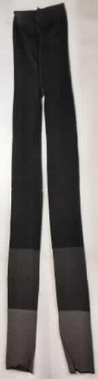 Strumpfhose ohne Fußteil, sog. blickdichte Leggins (Nele), Artikel 903235, in Erwachsenengröße,
Foto siehe Anlage,
- aus etwa 0,6 mm dicken, buntgewirkten Gewirken aus laut Antrag 94% Polyamid und 6% Elasthan
  (beides synthetische Chemiefasern); laut Antrag mit einem Titer der einfachen Garne von 90 dtex,
- in der Taille abschließend; mit einem 4 cm breiten, elastischen Taillenbund,
- ohne Öffnung und ohne Verschluss, 
- im Strumpfbereich nahtlos gewirkt; mit knöchellangen Hosenbeinen ohne Fußteil,
- an den Beinabschlüssen gesäumt,
- kennzeichnet sich nach dem Verwendungszweck, der Herstellungsweise und der Ausstattung als 
  Strumpfhose ohne Fußteil, somit weder eine lange Hose der Position 6104 noch eine lange Unterhose
  der Position 6108.

"Strumpfhose, aus Gewirken, andere als solche mit degressiver Kompression, aus synthetischen Chemiefasern,
mit einem Titer der einfachen Garne von mehr als 67 dtex"