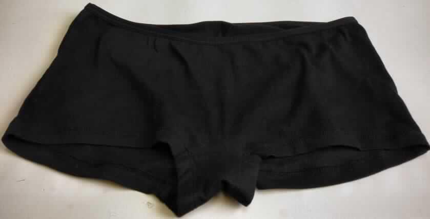 Slip, sog. Women`s Panty, Art. 8005, Größe S, Foto siehe Anlage,
- aus 0,6 mm dicken, einfarbigen Gewirken aus laut Antrag 95% Baumwolle und 
  5% Elasthan (synthetische Chemiefasern),
- als Hüftslip gearbeitet, in der Taille mit einem elastischen Abschluss,
- ohne Öffnung und ohne Verschluss,
- mit 18 cm hohen Seitenteilen (vom Beinausschnitt bis zum oberen Rand gemessen),
- im Schritt doppelt gearbeitet (sog. Hygieneeinlage),
- an den Beinausschnitten gesäumt,
- aufgrund des anatomischen Schnitts und der Verarbeitung als Frauenkleidung erkennbar,
- aufgrund des Materials, des Schnitts und der Ausstattung keine kurze Hose.

"Slip, aus Gewirken, für Frauen, aus Baumwolle"