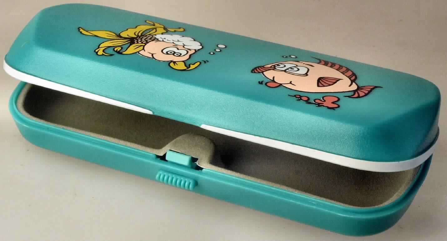 Brillenetui, Taschen- oder Handtaschenartikel, Foto siehe Anlage,
- mit einer Außenseite aus formgepresstem Kunststoff,
- aus zwei aus Kunststoff geformten Halbschalen gefertigt,
- auf der Oberseite bunt bedruckt (zwei stilisierte Fische darstellend),
- mit einem Schnappverschluss versehen,
- innen aus mit Scherstaub beschichtetem Kunststoff ausgekleidet,
- in Form und Größe an eine Brille angepasst,
- in den Abmessungen: ca. 15 cm x 6 cm x 3 cm,
- ohne Hinweise auf Handarbeit.

"Taschen- oder Handtaschenartikel (Brillenetui), mit Außenseite aus anderen als die in 
 den Unterpositionen 4202 3100 bis 4202 3290 genannten Stoffen, nicht handgearbeitet"