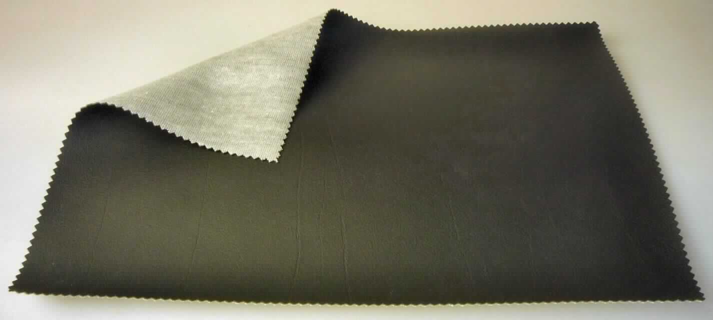 Angaben des Antragstellers:
Kunstleder
Dünne PVC-Folie auf einem PVC-Schaum, welches zusammen auf einen Träger aus Gestricke (Trikot) kaschiert ist.

Untersuchungsergebnis an einem Warenmuster:
Musterabschnitt eines weißen, undichten Gewirkes, auf der Schauseite mit einer schwarzen, strukturierten Zellkunststofflage beschichtet. Augenscheinlich ist die Zellkunststofflage dicker als die Gewirkelage.

Befund:
Es liegt ein verstärktes Flacherzeugnis aus Zellkunststoff im Sinne der Position 3921 vor.