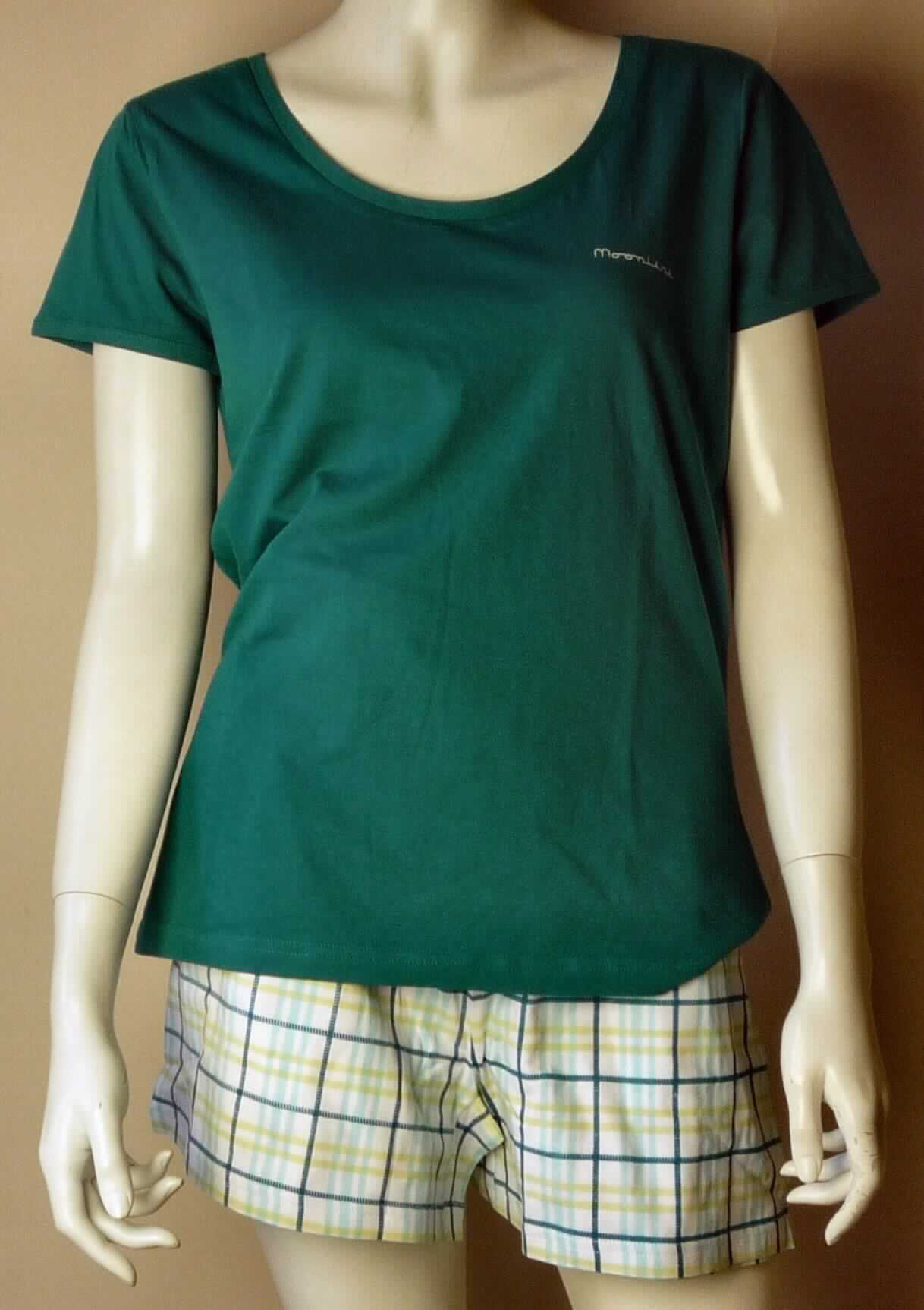 T-Shirt und kurze Hose, sog. Damen-Shorty, Größe S (36/38), Foto siehe Anlage,
- als zweiteilige Zusammenstellung; kein Schlafanzug, da die Kleidungsstücke nach ihren objektiven Merkmalen 
  (insbesondere nach Schnitt, Ausstattung und Gesamteindruck) unterschiedslos im Bett oder an anderen Orten  
  getragen werden können und daher nicht dazu bestimmt sind, ausschließlich oder im Wesentlichen als 
  Nachtkleidung getragen zu werden, 
- keine Kombination, u. a. weil ein Kleidungsstück der Position 6109 (T-Shirt) nicht als Bestandteil einer 
  Kombination zugelassen ist, 
- T-Shirt:
-- aus ca. 0,5 mm dicken, einfarbigen Gewirken aus laut Antrag 100 % Baumwolle, 
-- über die Taille reichend (Rückenlänge: ca. 62 cm),
-- mit einem runden, halsnahen Halsausschnitt,
-- ohne Öffnung und ohne Verschluss,
-- mit kurzen, enganliegenden Ärmeln, 
-- vorn mit einem Schriftzug verziert, 
-- am unteren Rand und an den Ärmelenden durch Umschlagen und Festnähen gesäumt. 

"T-Shirt aus Gewirken, aus Baumwolle"