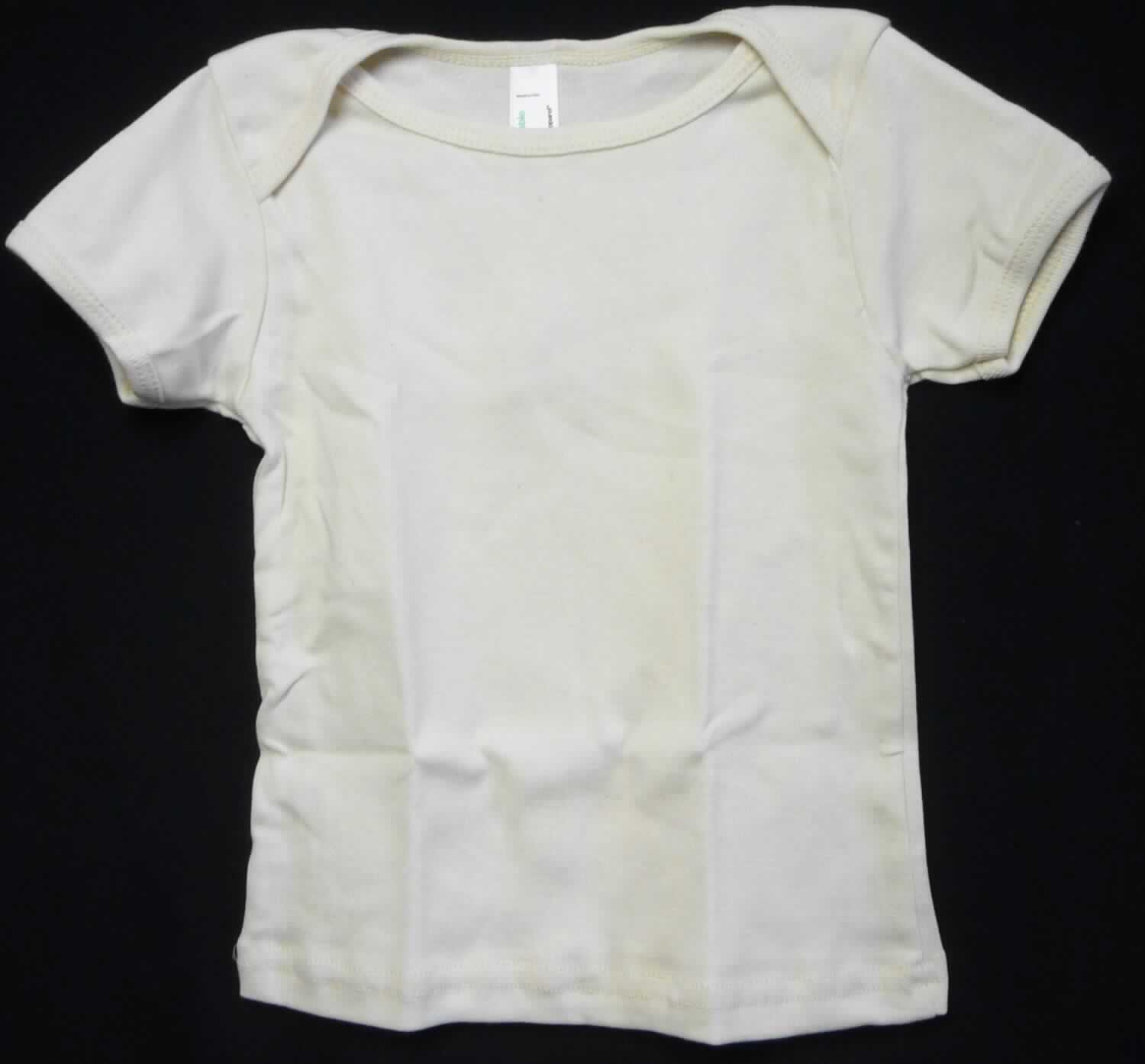 Oberteil, sog. T-Shirt für Babys, Art. 4000ORG, für Kinder von 1-2 Jahren (entspricht Größe 86/92), 
Foto siehe Anlage,
- in einem Polybeutel mit Kunststoffaufhänger verpackt,
- aus ca. 0,6 mm dicken, einfarbigen Gewirken aus laut Antrag 100 % Baumwolle,
- über die Taille reichend (Rückenlänge: ca. 36 cm),
- mit einem runden, halsnahen Ausschnitt,
- mit Schulterüberlappung (sog. amerikanischer Schlupf), somit keine Ware der Position 6109,
- mit kurzen Ärmeln, 
- am unteren Rand durch Umschlagen und Festnähen gesäumt,
- aufgrund der Doppelgröße 86/92 keine Einreihung als Kleidung für Kleinkinder.

"Kleidung, andere als in den Positionen 6101 bis 6113 genannte, aus Gewirken, aus Baumwolle"