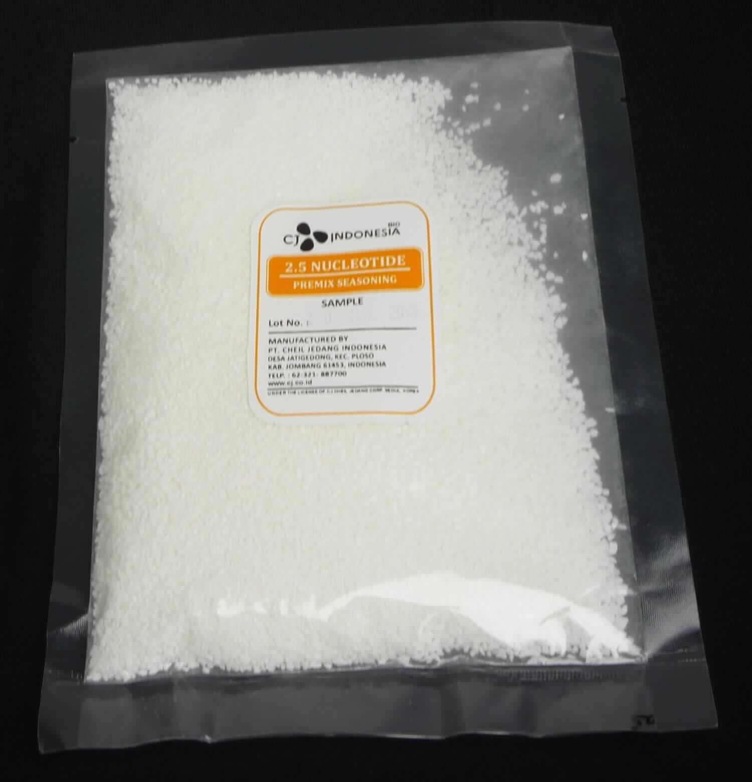 Angaben:
Geschmacksverstärker für die Lebensmittelindustrie, bestehend aus Mononatriumglutamat, Dinatrium-5'-Inosinat und Disodium-5'-Guanylat.

Feststellungen:
Cremeweißes, körniges Pulver, ohne Klumpenbildung. Verpackt in matt-klarsichtigem verschweißtem Kunststoffbeutel [Abm ca.: (18 x 14 x 0,5)cm ] mit Beschriftungsaufkleber u.a.: " INDONESIA BIO; PREMIX SEASONING; SAMPLE; Lot No.: 20. Juli 2016". Die mittels IR-Spektroskopie gewonnenen Erkenntnisse stehen nicht im Widerspruch zu den Angaben des Antragstellers.

Befund:
Chemische Erzeugnisse und Zubereitungen der chemischen Industrie oder verwandter Industrien (einschließlich Mischungen von Naturprodukten), anderweit weder genannt noch inbegriffen; chemische Erzeugnisse oder Zubereitungen, überwiegend aus organischen Verbindungen bestehend, anderweit weder genannt noch inbegriffen; andere.