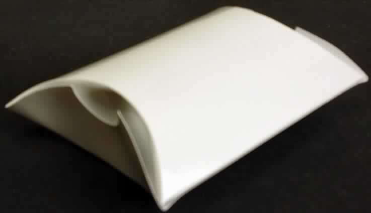Bei dem vorliegenden Warenmuster handelt es sich um einen an einer Längsseite zusammengeklebten Zuschnitt aus glänzendem Kartonpapier mit konvexen Schmalseiten, der durch Falten und Drücken zu einem Raumerzeugnis mit konkaven Schmalseiten (Abmessungen etwa 9,6 x 6,7 x 2,7 cm) gefaltet werden kann. Das Behältnis dient als Verpackung für Uhren und Schmuck.

Abbildung siehe Anlage.

Derartige Waren gehören als "Faltschachteln und -kartons aus nicht gewelltem Papier oder nicht gewellter Pappe" zur Codenummer 4819 2000 00 des Integrierten Zolltarifs der EG (TARIC).