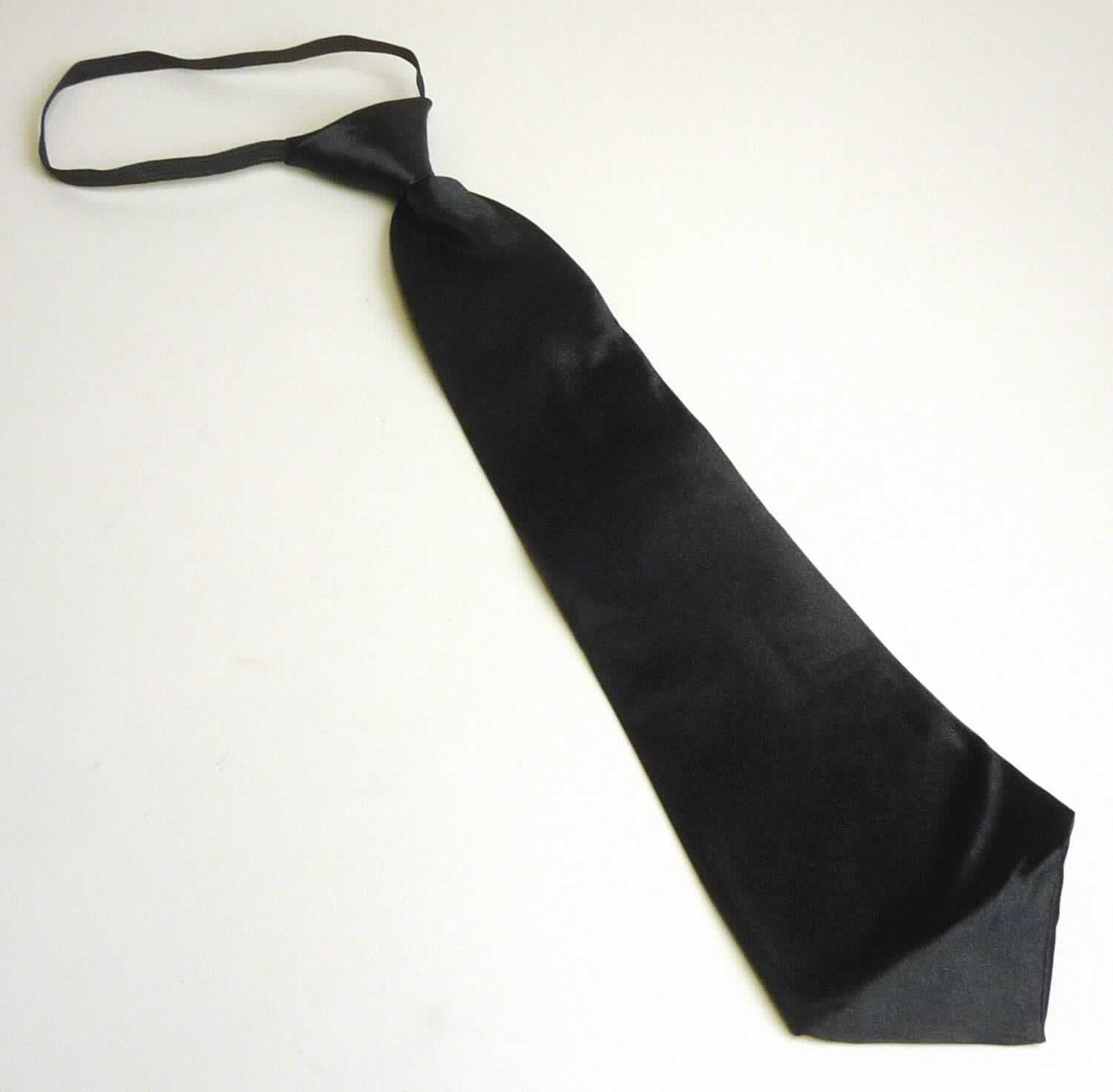 Krawatte, sog. Krawatte schwarz, mit Gummiband, Art. 59471, Foto siehe Anlage,
- in einem Polybeutel verpackt,
- aus einfarbigen Geweben aus laut Antrag 100 % Polyester (synthetische Chemiefasern),
- bis zu ca. 9,5 cm breit und ca. 56 cm lang; am unteren Ende spitz zulaufend,
- in gebundener Form, mit einem angenähten, elastischen, schlaufenförmigen Band und einer 
  Kunststoffverstärkung im Knoten,
- zweilagig gearbeitet und mit einem losen Innenfutter verstärkt,
- durch Nähen konfektioniert,
- ohne Hinweise auf Handarbeit.

"Krawatte, aus Geweben, aus Chemiefasern, nicht handgearbeitet"
