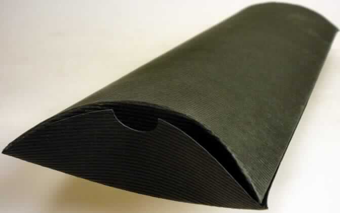 Bei dem vorliegenden Warenmuster handelt es sich um einen an einer Längsseite zusammengeklebten Zuschnitt aus Kartonpapier mit gerillten, konvexen Schmalseiten, der durch Falten und Drücken zu einem Raumerzeugnis mit konkaven Schmalseiten (Abmessungen etwa 29,0 x 8,2 x 3,2 cm) gefaltet werden kann. Das Behältnis dient als Verpackung für Uhren und Schmuck. 

Abbildung siehe Anlage.

Derartige Waren gehören als "Faltschachteln und -kartons aus nicht gewelltem Papier oder nicht gewellter Pappe" zur Codenummer 4819 2000 00 des Integrierten Zolltarifs der EG (TARIC).
