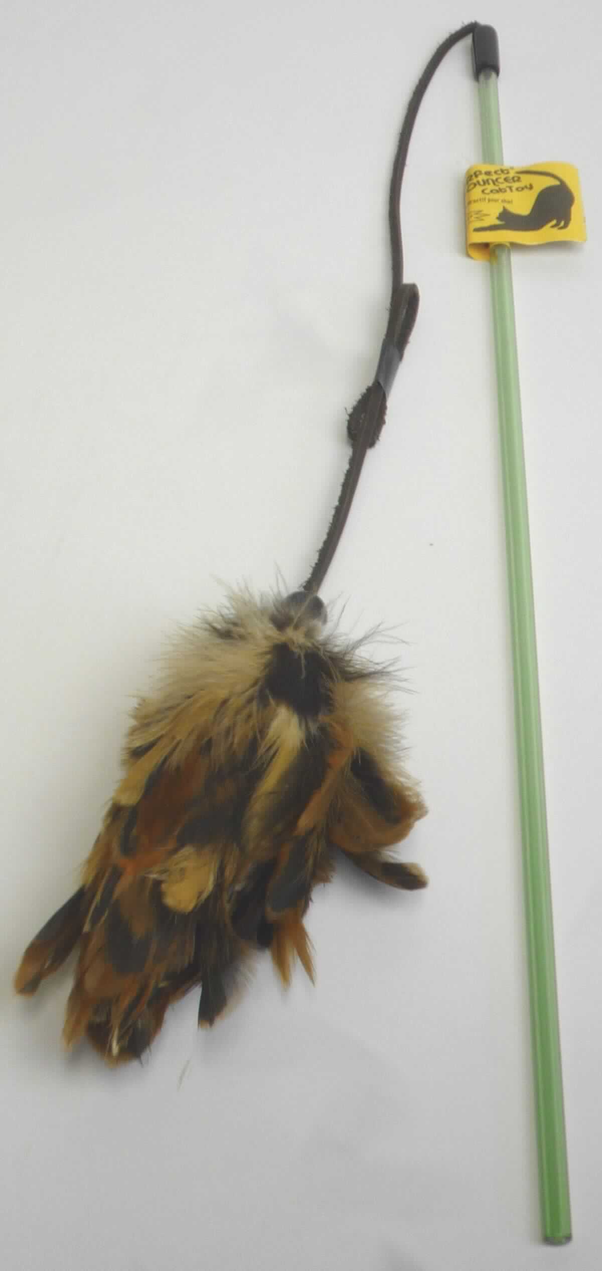Ware aus Federn, sog. Katzenspielangel "PURRfect Pouncer", Foto siehe Anlage,
- in Form einer aus verschiedenen Stoffen zusammengesetzten Ware, bestehend aus: 
- - einem ca. 46 cm langen Stab aus Kunststoff, 
- - einer an dem Kunststoffstab befestigten, ca. 44 cm langen Streifen aus Leder,
- - einem an dem Lederstreifen befestigten "Wedel" aus einer Vielzahl von Federn,
- - die Federn sind insbesondere nach ihrem Umfang bei dieser Katzenspielangel charakterbestimmend.
- keine Einreihung als Spielzeug der Position 9503, da aufgrund der Aufmachung, der Form und des verwendeten
  Materials erkennbar ausschließlich für Tiere bestimmt.

"Ware aus Federn"