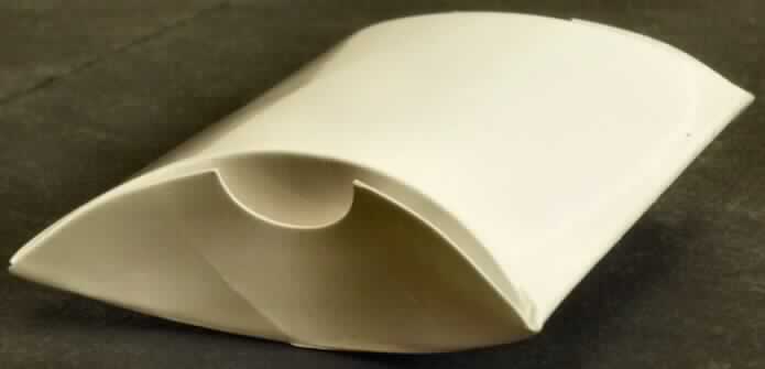 Bei dem vorliegenden Warenmuster handelt es sich um einen an einer Längsseite zusammengeklebten Zuschnitt aus glänzendem Kartonpapier mit konvexen Schmalseiten, der durch Falten und Drücken zu einem Raumerzeugnis mit konkaven Schmalseiten (Abmessungen etwa 7,5 x 5,4 x 2,0 cm) gefaltet werden kann. Das Behältnis dient als Verpackung für Uhren und Schmuck.

Abbildung siehe Anlage.

Derartige Waren gehören als "Faltschachteln und -kartons aus nicht gewelltem Papier oder nicht gewellter Pappe" zur Codenummer 4819 2000 00 des Integrierten Zolltarifs der EG (TARIC).