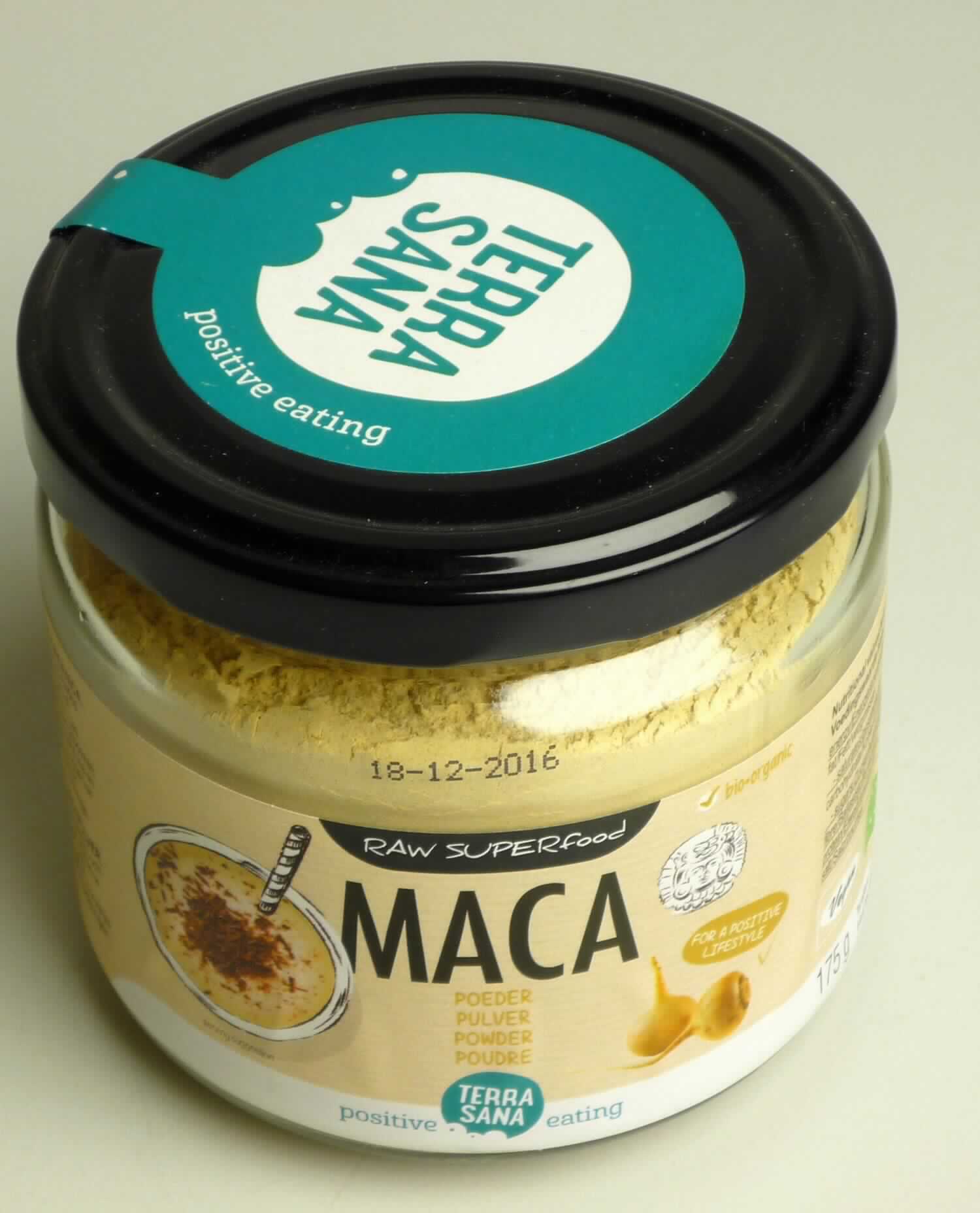 Macapulver.

Antragsangaben (als zutreffend unterstellt): Macapulver; Zutaten: 100 % Maca; Herstellung: die Wurzel wird getrocknet und zu Pulver vermahlen. Aufmachung: im 175 g-Schraubdeckelglas.

Beschaffenheit des vorgelegten Warenmuster: hellbraunes, feines, homogenes, süßlich, leicht bitter, arteigen schmeckendes Pulver, in einem etikettierten Schraubdeckelglas für den Einzelverkauf aufgemacht. Warenaufschrift (mehrsprachig; auszugsweise): "Maca; Pulver; 100 % biologisch; Inhalt: 175 g."
Siebdurchgang (Siebmaschenweite: 2 mm): aufgrund der Warenbeschaffenheit kann ein Siebdurchgang von 95 GHT oder mehr als zutreffend unterstellt werden.

Die Wurzelknolle der Macapflanze ist als stärkehaltige Knolle der Position 0714 der KN anzusprechen. Das Mehl der getrockneten Knolle wird durch die Position 1106 der KN erfasst.

Mehl, Grieß und Pulver von Wurzeln oder Knollen der Position 0714, genießbar.