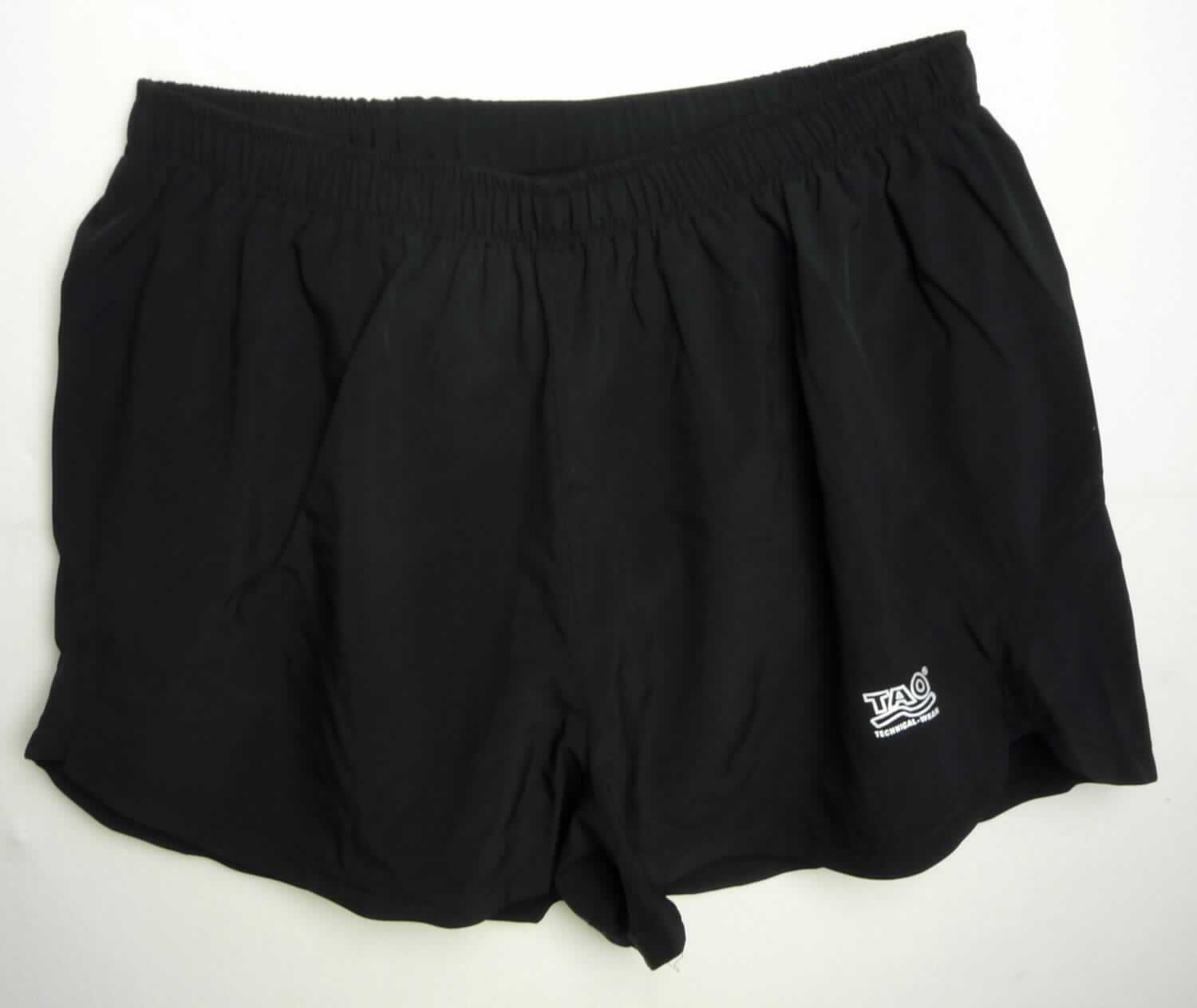 Kurze Hose, sog. Lauf-Shorts, Art. 83009, Größe XL/52, Foto siehe Anlage,
- aus ca. 0,3 mm dicken, einfarbigen, teilweise durchbrochenen Geweben aus laut Antrag 91 % Polyester
  und 9 % Elasthan (beides synthetische Chemiefasern),
- in der Taille abschließend, mit einem ca. 3 cm breiten, elastischen Bund mit Kordelzug,
- ohne Öffnung und ohne Verschluss,
- ohne Hinweise auf den Trägerkreis (unisex), 
- mit einem Innenslip ausgestattet,
- mit einer eingesetzten Gesäßtasche mit Reißverschluss, 
- mit kurzen Hosenbeinen, die nicht die Knie bedecken (Seitenlänge: ca. 33 cm),
- an den Beinabschlüssen durch Umschlagen und Festnähen gesäumt,
- erfüllt die Merkmale zur Einreihung als kurze Hose, damit keine Ware der Position 6211.

"Kurze Hose, aus Geweben, für Frauen, aus synthetischen Chemiefasern, nicht nach dem Batik-Verfahren
 handbedruckt"