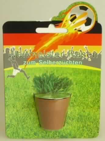 Warenzusammenstellung in Aufmachung für den Einzelverkauf, bestehend aus
- einem braunen Kunststofftopf (Höhe ca. 4 cm),
- verschiedenartigem, granuliertem Füllmaterial in einem Beutel,
- einer Pflanzanleitung auf der Blisterkarte und
- Samen der Art Lolium perenne L. (Deutsches Weidelgras), die sich in zwei Beuteln befinden.

Nach der Pflanzanleitung wird der Topf mit dem Granulat und den Samen befüllt und mit Wasser begossen. Durch regelmäßiges Gießen und durch Lichteinfall sollen die Samen keimen und eine Pflanze wachsen.

Im Hinblick auf die Verwendung (Aufzucht eines Rasens) bestimmen die Samen des Deutschen Weidelgrases den Charakter der Ware.