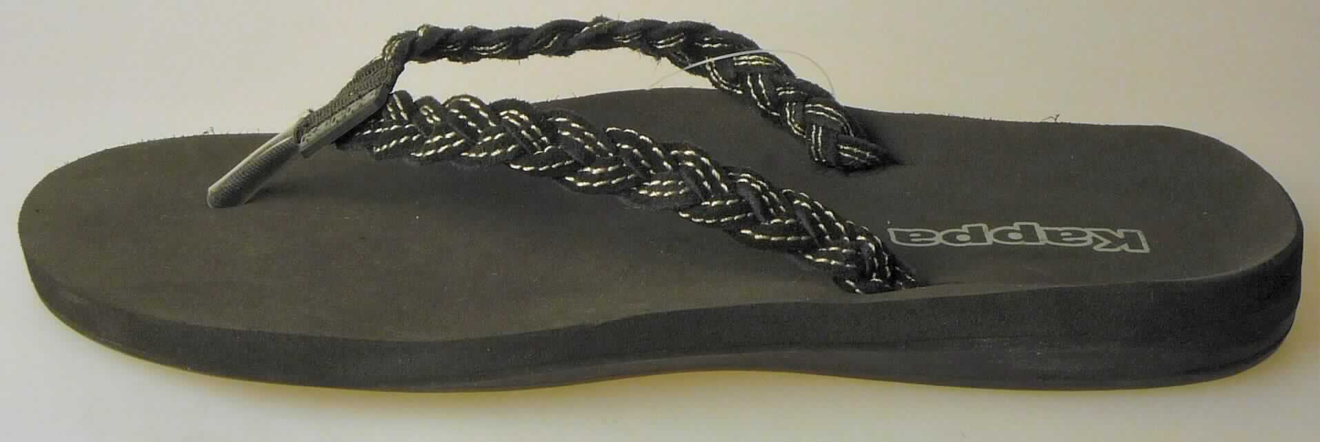Zehenstegsandalen (lt. Antrag: "Freizeitschuhe/Strandsandalen, Artikel "Keys", Artikel-Nr.: 241 623", 
Foto siehe Anlage)
- mit Laufsohlen aus (lt. Antrag) Kunststoff; ohne Hauptsohle aus Holz,
- mit Oberteil aus Leder (den größten Teil der Außenfläche bildend) und Spinnstoff, an drei Punkten 
  (zwischen erster und zweiter Zehe sowie auf der linken und rechten Schuhseite) mit der Sohle verbunden, 
  der Zehentrenner ist mit einer klarsichtigen Kunststoffhülse ummantelt,
- ohne Metallschutz in der Vorderkappe,
- nicht den Knöchel bedeckend, 
- mit einer größten Höhe des Absatzes und der Sohle von weniger als 3 cm, 
- mit einer Länge der Innensohle von mehr als 24 cm, 
- nicht als Männer- oder Frauenschuhe erkennbar

"Schuhe mit Laufsohlen aus Kunststoff und Oberteil aus Leder, andere als in den 
 UPos. 6403 1200 bis 6403 9931 genannt, nicht als Männer- oder Frauenschuhe erkennbar"