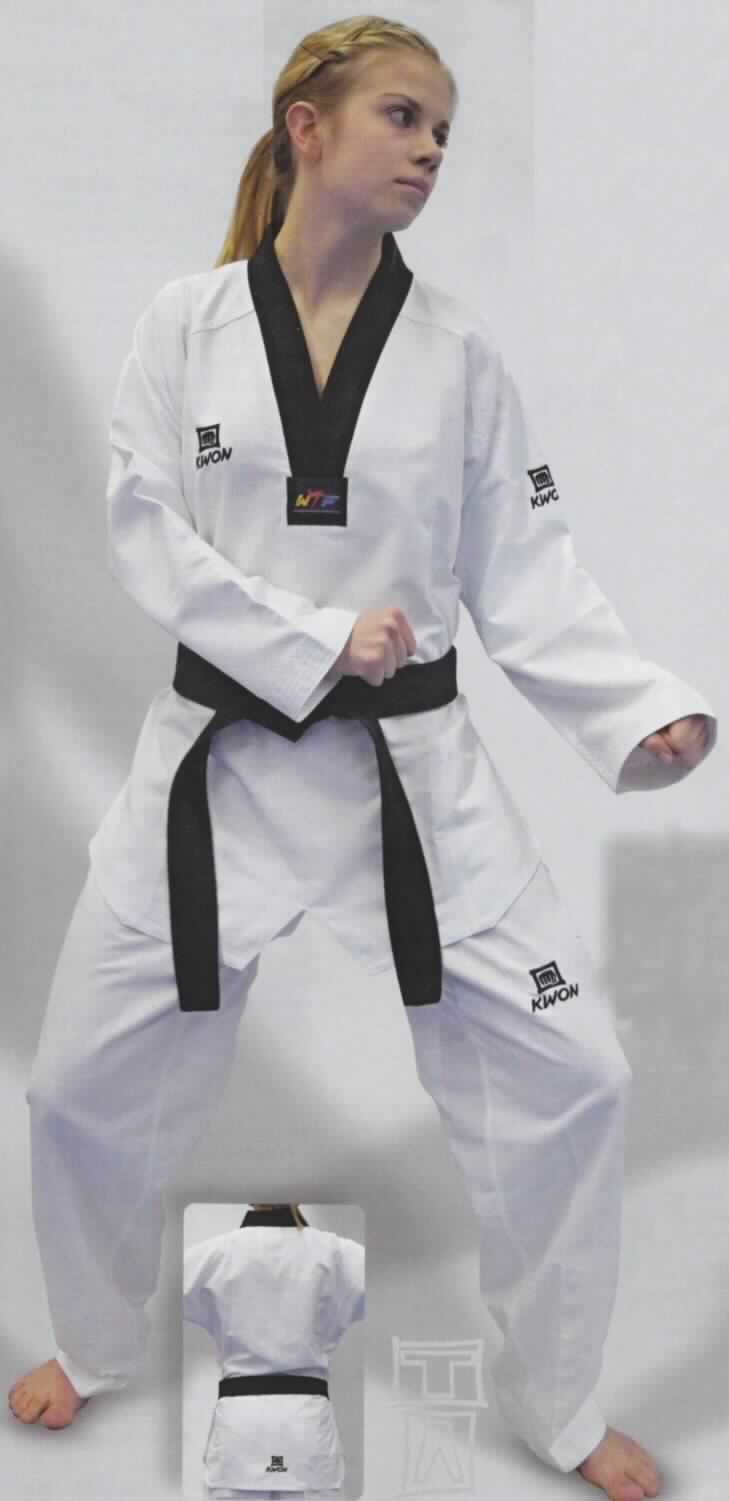 Oberteil und lange Hose, sog. Trainingsanzug, Taekwondoanzug Revolution Lady, Größe 2 (160 cm), Foto siehe Anlage,
- als zweiteilige Zusammenstellung gemeinsam für den Einzelverkauf aufgemacht,
- aus ca. 0,5 m dicken, einfarbigen (weißen) Geweben aus laut Antrag 100 % Polyester (synthetische 
  Chemiefasern),
- das Oberteil weist eine kontrastfarbene Randeinfassung des Halsausschnitts auf; keine Kombination im 
  Sinne der Anmerkung 3 b) zu Kapitel 62, da die Kleidungsstücke nicht aus ein und demselben Flächen-
  erzeugnis hergestellt sind,  
- aufgrund der Ausstattung des Oberteils (u. a. fehlende verengende Abschlüsse an den Ärmelenden) auch
  kein Trainingsanzug,
- getrennte Einreihung beider Bestandteile der Zusammenstellung, da das Oberteil und die Hose weder eine
  Kombination noch einen Trainingsanzug bilden und somit nicht zusammen in eine Position eingereiht werden
  dürfen,
- lange Hose: 
-- in der Taille abschließend; mit einem breiten, elastischen Taillenbund mit Tunnelzug,
-- ohne Öffnung und ohne Verschluss, ohne Hinweise auf den Trägerkreis (unisex),
-- mit knöchellangen Hosenbeinen; an einem Hosenbein mit einer kleinflächigen Stickerei verziert,
-- an den Beinabschlüssen durch Umschlagen und Festnähen mit mehreren Steppnähten gesäumt,
-- keine Arbeits- und Berufskleidung.

"Lange Hose, aus Geweben, für Frauen, aus synthetischen Chemiefasern, keine Arbeits- und Berufskleidung"