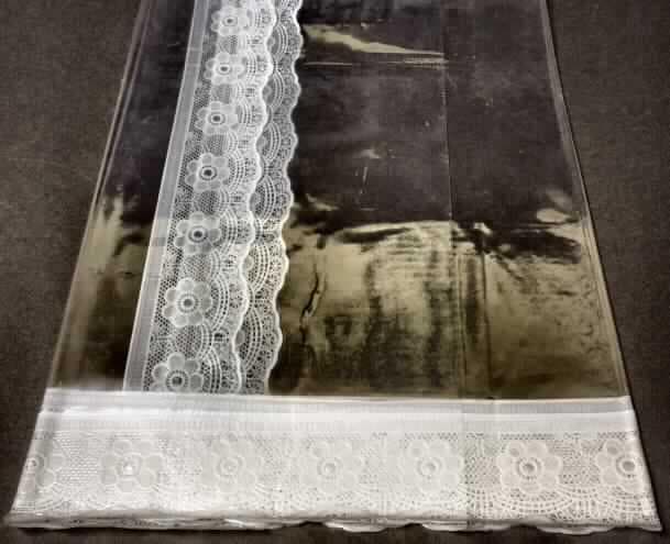 "Schontischdecke mit Spitzenborte"

Tischdecke in verschiedenen Formen (rund, rechteckig) und Abmessungen (vorliegend: ca. 140 x 110 cm), aus einer klarsichtigen Kunststofffolie, die an den Rändern mit einer umlaufenden Spitzenborte aus Kunststoff versehen ist.