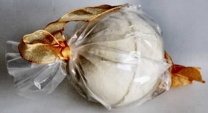 Zubereiteter Badezusatz; Badebrause

Bei der vorgelegten Ware handelt es sich um einen festen Badezusatz in Fom einer aus den Inhaltsstoffen gepressten Kugel (Badekugel). Die Ware ist in einer durchsichtigen Kunststofffolie (Inhalt 50 g) für den Einzelverkauf aufgemacht.

Zolltariflich liegt ein zubereiteter Badezusatz der Position 3307 der Kombinierten Nomenklatur vor.