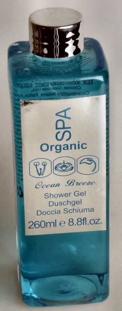 Angaben:
Duschgel 

Feststellungen:
Kunststoffflasche mit Schraubverschluss, Aufdruck u. a.: 260 ml Shower Gel Ocean Breeze, Inhaltsstoffe: grenzflächenaktive Substanzen (u.a. Sodium Laureth Sulfate, Cocamidopropyl Betaine), Duft- und Farbstoffe sowie weitere zweckdienliche Substanzen 
Inhalt: klares, blaues, schwach duftendes Gel, in Wasser schäumend

Befund:
Organische, grenzflächenaktive Zubereitung zum Waschen der Haut, in Form einer Flüssigkeit oder Creme, in Aufmachung für den Einzelverkauf.