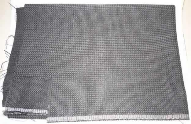 Gewebe, sog. Möbelbezugsstoff, siehe Foto
- als Meterware,
- mit einer Breite von mehr als 30 cm,
- aus ungezwirnten, nicht hochfesten Garnen aus synthetischen Filamenten (lt. Antrag:
  Polyester) und Garnen aus synthetischen Spinnfasern (lt. Antrag: Polyester),
- (lt. Untersuchung) mit einem Gesamtanteil an synthetischen Filamenten von 74,5 GHT
  und einem Gesamtanteil an synthetischen Spinnfasern von 25,5 GHT,
- in Musterbindung,
- gefärbt
