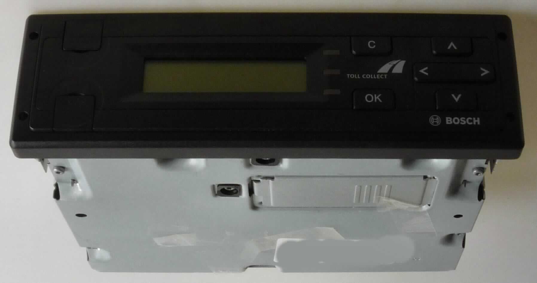Bei dem Erzeugnis "Toll Collect Unit (on Board Unit)" handelt es sich um ein Gerät zur Ermittlung der Straßennutzungsgebühr (LKW-Maut) nach Einbau in Kraftfahrzeugen.

Technische Daten, Hauptkomponenten und Funktionen (auszugsweise):
- Gehäuse (ca. 187 x  58 x 149 mm) mit Display, Bedienteil (für die Fahrzeugdateneingabe) und Schnittstellen
- CPU Prozessor (Datenverarbeitung / Rechenwerk)
- Flash Speicher und DDR SDRAM
- GPS Sensor mit GNSS Modul (Global Navigation Satellite System)
- GSM Modul zur Übermittlung der Maut-Beträge
- Kommunikations-Schnittstelle zu einem DSRC-Modul (Dedicated Short Range Communication) 
- Mautberechnung (kennzeichnende Haupttätigkeit) anhand der eingegebenen und per Mobilfunk übertragenen
  Daten, einschließlich Datenspeicherung 
- Datenkommunikation in Funknetzen (Senden und Empfangen)

Das Gerät (Mautberechnungsgerät), eine Kombination aus Rechengerät und Funksende- und - empfangsgerät, wird als "elektronische Rechenmaschine, keine Ware der UPos. 8470 1000, nicht druckend" eingereiht.

Anlage: 1 Abbildung