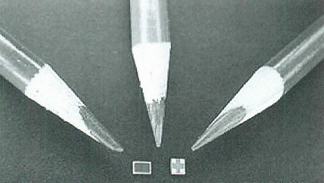 Piezoelektrischer Kristalloszillator (Bezeichnung: 510212-19.200MHz),
- aus einem mit aktiven und passiven  Bauelementen (Kondensatoren, Widerstände, Transistor, Schwingquarz) 
  bestückten Träger,
- mit einer festen Frequenz von 19,2 MHz, 
- in einem SMD-Gehäuse 4 Anschlüssen.

"Elektrisches Gerät mit eigener Funktion, in Kapitel 85 anderweit weder genannt noch inbegriffen, Piezoelektrischer Kristalloszillator mit einer festen Frequenz in einem Frequenzbereich von 1,8 MHz oder mehr, jedoch nicht mehr als 67 MHz, in einem Gehäuse"