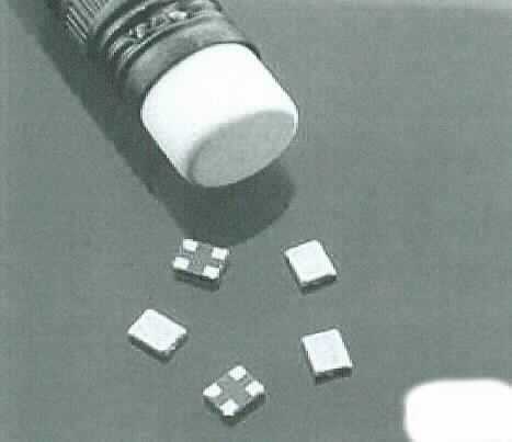 Piezoelektrischer Kristalloszillator (Bezeichnung: 510202-25.000 MHz),
- aus einem mit aktiven und passiven  Bauelementen (Kondensatoren, Widerstände, Transistor, Schwingquarz) 
  bestückten Träger,
- mit einer festen Frequenz von 25,2 MHz, 
- in einem SMD-Gehäuse 4 Anschlüssen.

"Elektrisches Gerät mit eigener Funktion, in Kapitel 85 anderweit weder genannt noch inbegriffen, Piezoelektrischer Kristalloszillator mit einer festen Frequenz in einem Frequenzbereich von 1,8 MHz oder mehr, jedoch nicht mehr als 67 MHz, in einem Gehäuse"