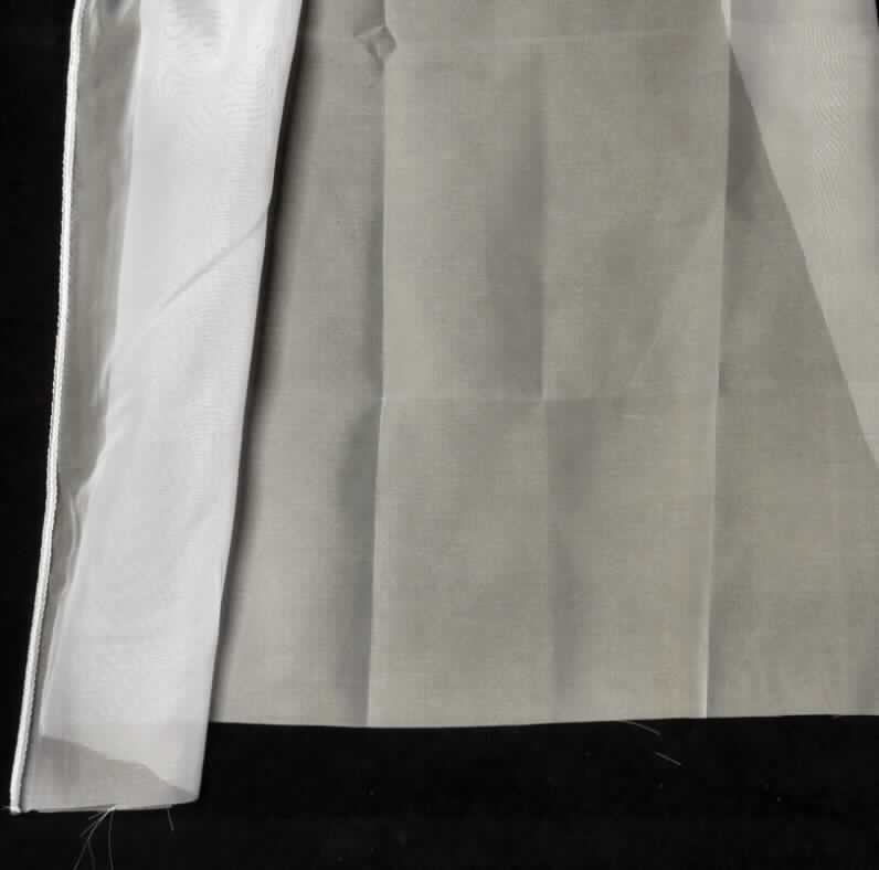 Gardine, sog Gewebe mit Bleiband, Art. 400600, Foto siehe Anlage,
- als Meterware,
- mit einer Breite laut Antrag von ca. 150 cm,
- aus ca. 0,2 mm dicken, lichtdurchlässigen, durchscheinenden Geweben aus laut Antrag
  100% Polyester (synthetische Chemiefasern),
- an einer Längsseite gesäumt und mit einem in den Saum eingenähten Bleiband versehen, 
  somit konfektioniert.

"Gardine, aus Geweben, aus synthetischen Chemiefasern"