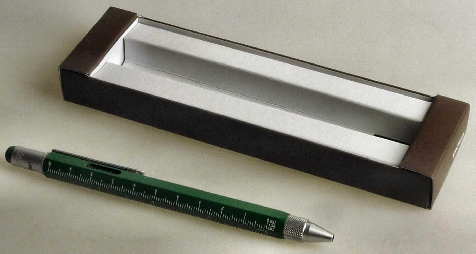 Es handelt sich bei dem in einem Pappkarton mit Sichtfenster verpackten Erzeugnis um eine aus verschiedenen Bestandteilen zusammengesetzte Ware mit mehreren Funktionen, folgende Bestandteile beinhaltend bzw. Funktionen ausführend:
- Kugelschreiber,
- Lineal,
- Wasserwage, 
- kapazitiver Stylus (Touchpen) und
- Schlitz- sowie Kreuzschraubendreher.

Der Kugelschreiber besitzt ein aufschraubbares, sechseckiges Kugelschreibergehäuse mit einem Halteclip aus Metall sowie einer auswechselbaren Mine (keine flüssige Tinte) mit einer Schreibspitze mit Schreibkugel. Die Schreibspitze wird durch Drehen des vorderen Gehäuseteils ausgefahren. Am oberen Ende des Kugelschreibergehäuses befindet sich eine elastischen Halbkugel aus Kunststoff, die zur Aktivierung der Bedienfelder von kapazitiven Touchscreens dient. Unter dem oberen, abschraubbaren Ende des Gehäuses ist in die im Inneren des Gehäuses befindliche, sechseckige Aufnahmvorrichtung ein Schlitz- bzw. Kreuzschraubendreherbit eingesetzt; der Funktionswechsel zwischen den Schraubendreherklingen erfolgt durch umgedrehtes Einsetzen. Im Außenbereich ist das Gehäuse mit drei maßstabgerechten Maßeinteilungen versehen, wodurch es als Längenmessgerät verwendbar ist; im hinteren Bereich des Gehäuses befindet sich eine eingesetzte Wasserwaage.

Im Hinblick auf die zusammengesetzte Ware stellt sich der Kugelschreiber (aufgrund Umfang, Gesamteindruck sowie Bedeutung für die Verwendung) als charakterbestimmender Bestandteil dar. 
Hinsichtlich der multifunktionalen Verwendung der Ware ist das Erzeugnis der letztgenannten Position der in Betracht kommenden Positionen zuzuweisen.

Die Ware ist als "Kugelschreiber, nicht mit flüssiger Tinte, mit auswechselbarer Mine" einzureihen.