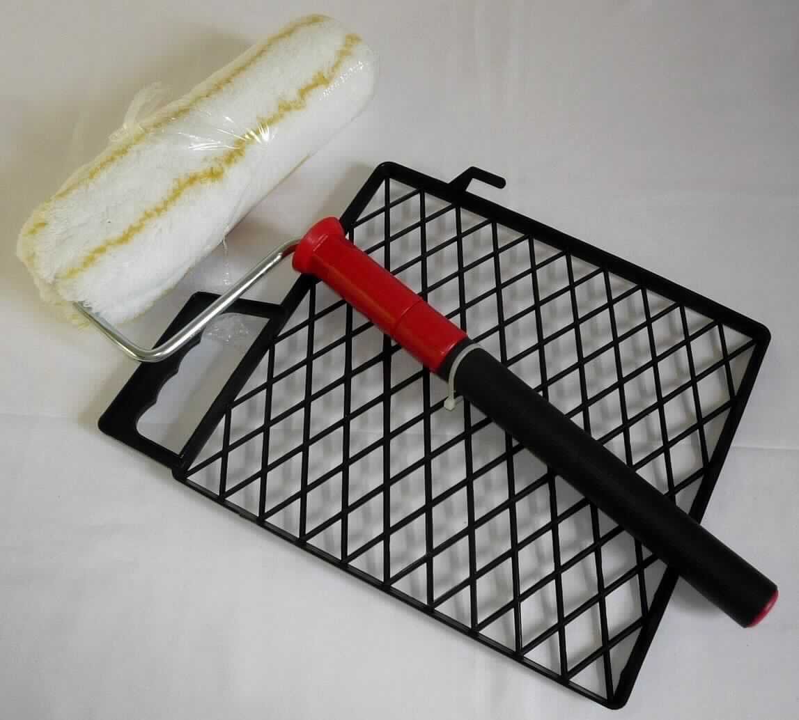 Bei der als Farbroller-Set 3-teilig bezeichneten Ware handelt es sich um eine Warenzusammenstellung in Aufmachung für den Einzelverkauf, bestehend aus einem Abstreifgitter und einem Roller zum Anstreichen. Der Roller besteht aus einer Farbwalze für Dispersionsfarben mit einer Länge von ca. 25 cm, die an einem Teleskopbügel angebracht ist. Malerrolle und Abstreifgitter sind mit einem Kunststoffbinder zusammengebunden.

Die Malerrolle bestimmt den Charakter der Warenzusammenstellung im Hinblick auf die Verwendung.

Die Ware wird als Roller zum Anstreichen eingereiht.