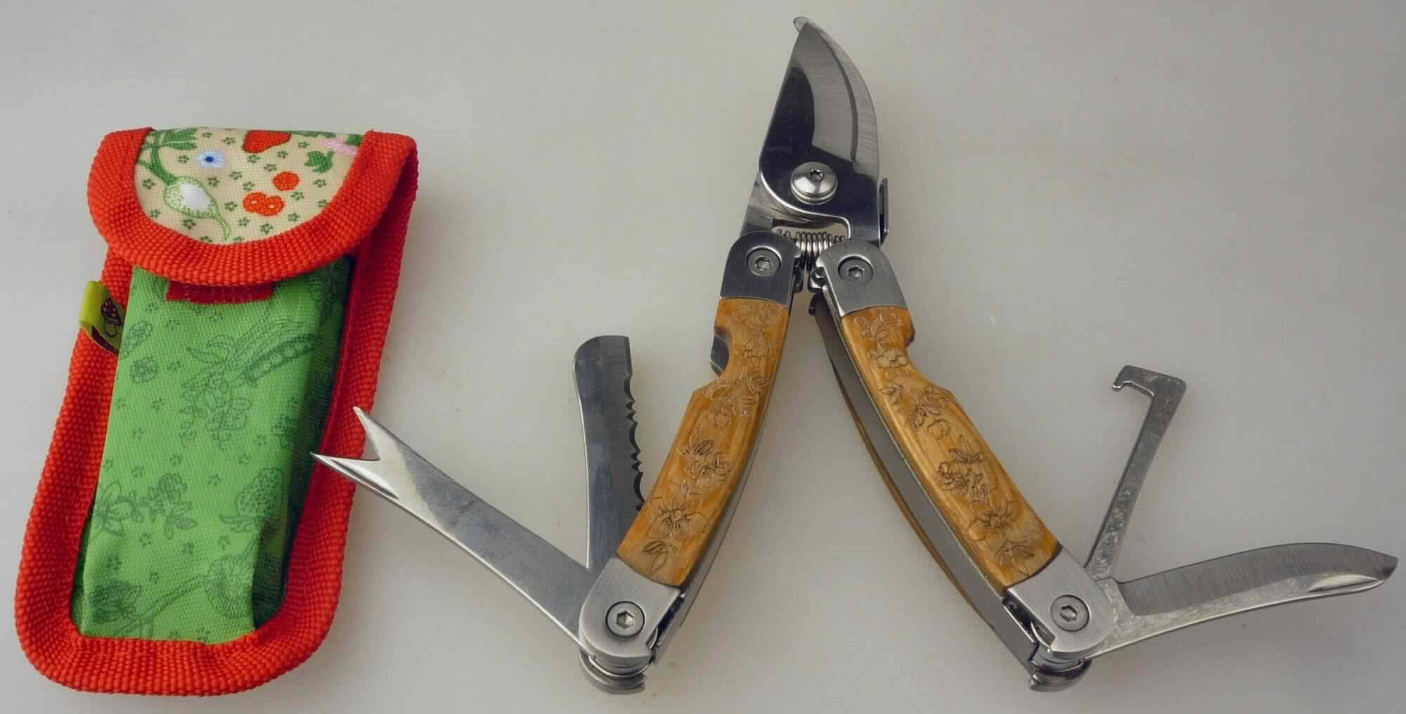 Garten-Multi-Tool in Form einer Gartenschere

- mit einer Hand zu betätigende Schere mit einem konkaven und einem konvexen Schneidblatt aus Stahl 
  (= arbeitender Teil); beide Arme bewegen sich um einen Stift, der ungefähr bei 3/4 der Läge angebracht ist

- mit in den teilweise mit Kunstsstoffelementen versehenen Griffschalen unlösbar und ausklappbar eingesetzten 
  Messern (eins mit glatter, eins mit gezahnter Klinge), Fugenkratzer und Unkrautausstecher

- zusammegeklappt sind die Scherenblätter und die übrigen arbeitenden Teile in den Griffschalen untergebracht

- am Ende ohne ringförmige Ösen zum Durchstecken der Finger

- mit Federmechanismus und einer Arretiervorrichtung versehen

- zum Schneiden dünner Äste und Triebe

- zusammengeklappt untergebracht in einem etuiähnlichen Behältnis aus Spinnstoff mit Klettverschluss und 
  Gürtelschlaufe

Abbildung siehe Anlage.

Derartige Erzeugnisse gehören als "Gartenscheren, mit arbeitendem Teil aus unedlem Metall" zur Codenummer 
8201 5000 00 0 des Zolltarifs.