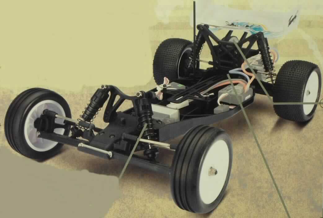 Es handelt sich um ein unvollständiges (Motor und Elektrokomponenten sind nicht enthalten), fernsteuerbares (Fernsteuerung nicht enthalten), maßstabgetreu (Maßstab 1:10) verkleinertes Modell zum Zusammenbauen in Form eines Autos, sog. "1:10 Scale 2WD Electric Buggy Kit". 
Die Ware (Lieferumfang: 1 St. Jekyll TR02 KIT, Aufbauanleitung, inkl. Stickerbogen, Fette, Öle) ist in einem bunt bedruckten Karton für den Einzelverkauf aufgemacht und weist folgende technische Daten auf:

- Maße (L/B/H) 410x250x150 mm (Antragsangabe)
- Gewicht 960 g
- Radstand 280 mm
- Bodenfreiheit 30 mm
- Spur vorne 220 mm
- Spur hinten 210 mm
- Bereifung : Ø ± 85 mm / Breite 30 mm vorne - 45 mm hinten
- Chassis TR02 .

Das Erzeugnis ist als "maßstabgetreu verkleinertes Modell zur Unterhaltung zum Zusammenbauen" einzureihen.