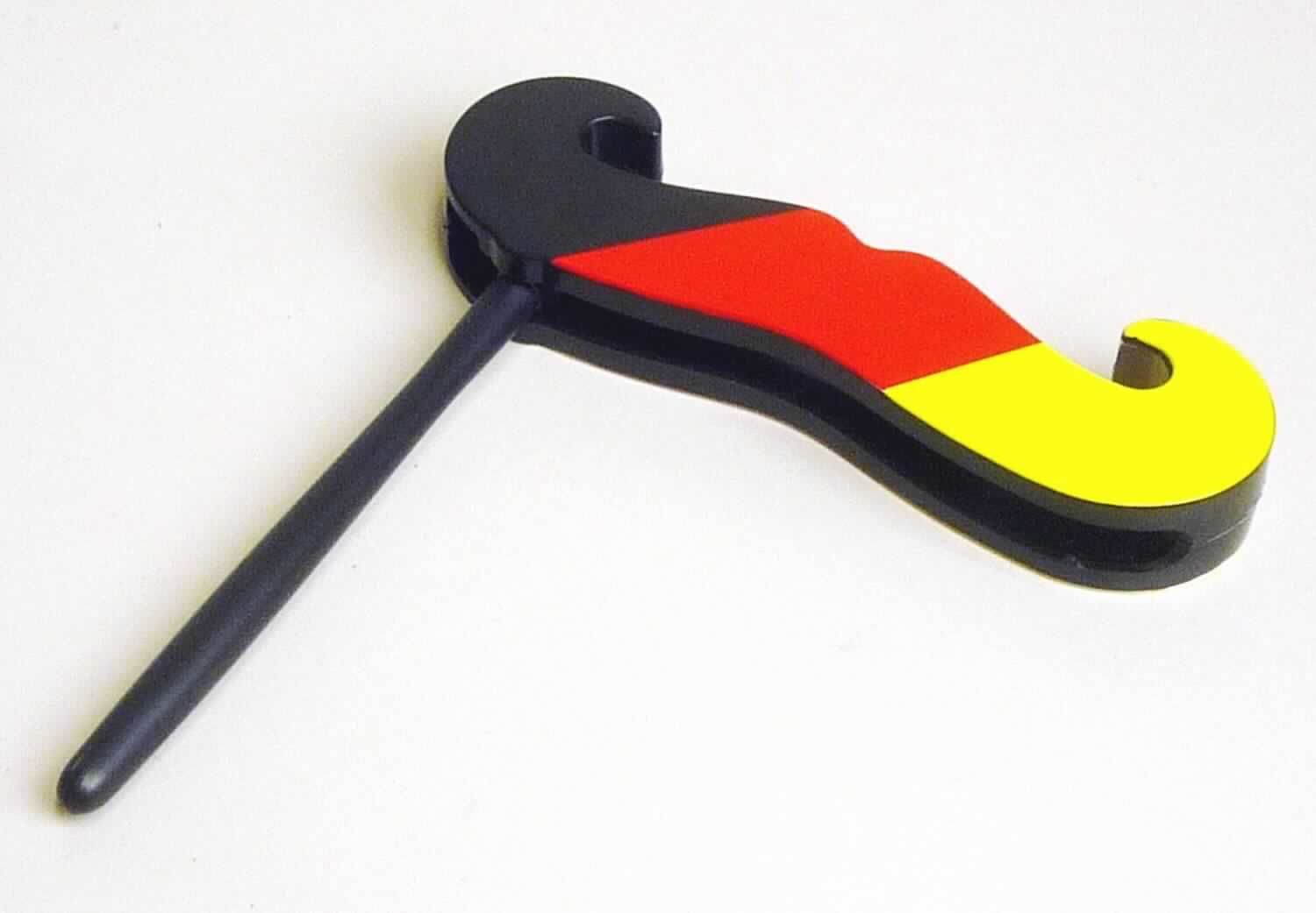 Bei der als "MousRaaatsch 3 in1 Fanutensil" bezeichneten Ware handelt es sich um eine zusammengesetzte Ware, bestehend aus einer Ratsche (Knarre) aus Kunststoff, mit der ein knarrendes Geräusch erzeugt werden kann, das je nach Drehgeschwindigkeit verändert werden kann, und einem integrierten metallenen Kapselhebereinsatz auf der Unterseite.

Das als stilisierter Schnauzbart in den deutschen Landesfarben gestaltete Erzeugnis verfügt über einen einklappbaren Griff, um die Ware als Musikinstrument benutzen zu können.

Das Erzeugnis wird in die letztgenannte der in Betracht kommenden Positionen eingereiht, da ein charakterbestimmender Bestandteil nicht ermittelbar ist. 

Die in einer Blisterverpackung mit bedruckter Pappkarte aufgemachte Ware ist als "anderes in Kapitel 92 anderweit nicht erfasste Musikinstrument" einzureihen.