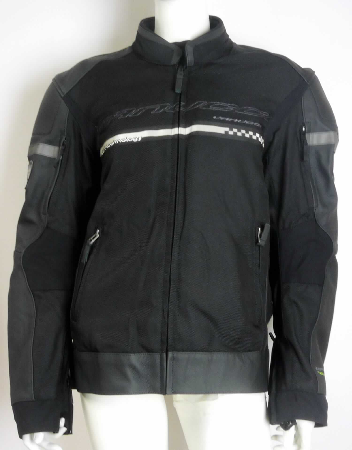 Kleidung aus Leder, sog. Multifunktionsjacke SympaTex, Foto siehe Anlage,
- aus Leder im gesamten Schulterbereich, an den Seitenteilen, den Außenseiten der Ärmel und der Ellbogen und
  mit einem ca. 6-10 cm breiten Streifen am unteren Rand,
- in den übrigen Bereichen aus einfarbigen Geweben aus (laut Antrag) 100 % Polyamid (synthetische Chemie-
  fasern),
- nach dem Umfang herrschen die Gewebe vor; das Leder ist aufgrund des Wertes und der Bedeutung in Bezug
  auf die Verwendung als Motorradkleidung jedoch charakterbestimmend,
- gefüttert; zusätzlich mit einem mittels Reißverschluss herausnehmbaren Innenfutter, das nicht separat als 
  Kleidungsstück getragen werden kann,
- mit einem runden Halsausschnitt mit Stehkragen,
- vorn mit einer durchgehenden Öffnung mit Reißverschluss,
- mit langen Ärmeln mit einem verengenden Reißverschluss an den Ärmelenden,
- mit Belüftungsöffnungen mit Reißverschluss im Bereich des Rückens und an den Ärmeln,
- mit zwei eingesetzten Taschen unterhalb der Taille,
- mit herausnehmbaren Protektoren an Schultern und Ellenbogen.

"Kleidung (Jacke), aus Leder"