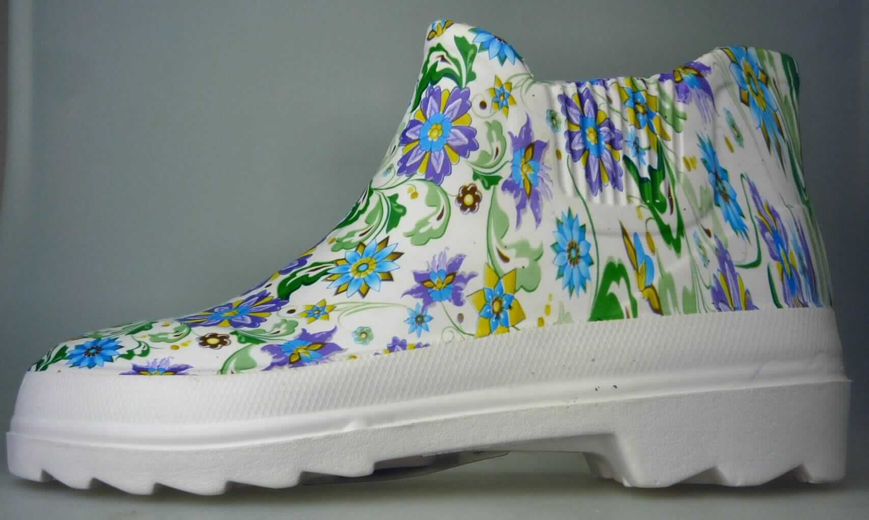 Stiefel (lt. Antrag: "Schuhe, Art. 92958", Foto siehe Anlage)
- wasserdicht,
- mit Laufsohlen aus (lt. Antrag) Kunststoff,
- mit Oberteil aus (lt. Antrag) Kunststoff; das Oberteil ist weder mit der Laufsohle noch selbst durch 
  Nähen, Nieten, Nageln, Schrauben, Stecken oder ähnliche Verfahren zusammengefügt,
- ohne Metallschutz in der Vorderkappe,
- den Knöchel, jedoch nicht das Knie bedeckend

"Wasserdichte Schuhe mit Laufsohlen und Oberteil aus Kunststoff, bei denen weder das
 Oberteil mit der Laufsohle noch das Oberteil selbst durch Nähen, Nieten, Nageln, 
 Schrauben, Stecken oder ähnliche Verfahren zusammengefügt ist; andere als in den 
 Unterpositionen 6401 1000 bis 6401 9210 genannt"