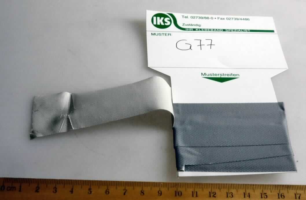 Klebeband, sog. Gewebeklebeband G77, Foto siehe Anlage,
- laut Antrag als Meterware auf Rollen; mit einer Breite von ca. 3,7 cm,
- aus einem undichten Gewebe aus Spinnstoffen, auf der Oberseite mit bloßem Auge wahrnehmbar mit einer 
  Kunststofffolie (kein Zellkunststoff) und auf der Unterseite mit einer Schicht aus einem Kleber aus laut Antrag 
  Kautschuk überzogen,
- augenscheinlich mit einem Quadratmetergewicht von unter 1500 Gramm (ohne Unterlage),
- insbesondere im Hinblick auf den Verwendungszweck verleiht der Kautschuk der Ware ihren wesentlichen 
  Charakter.

"Kautschutiertes Gewebe, anderes als solche der Position 5902, Klebeband, mit einer Breite von weniger als
 20 cm"